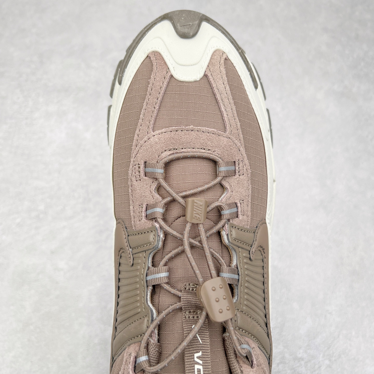 图片[4]-NK Zoom Vomero 5 Roam 佛莫罗5代徒步版系列经典复古增高厚底休闲运动慢跑鞋 HQ2181-001 Vomero Roam「漫游鞋」舒适性典范 工学拒水鞋面+ Air Zoom缓震配置无惧雨水 不受天气左右 助你灵活迈步 再加上厚实衬里和橡胶挡泥片 有效御寒不厚重 雨天照样利落出街 中性色调搭配简洁织物 打造百搭属性低调出街or高调亮相 都看你的男女同款不同色 轻松get多元风格 尺码：36 36.5 37.5 38 38.5 39 40 40.5 41 42 42.5 43 44 44.5 45-选品中心