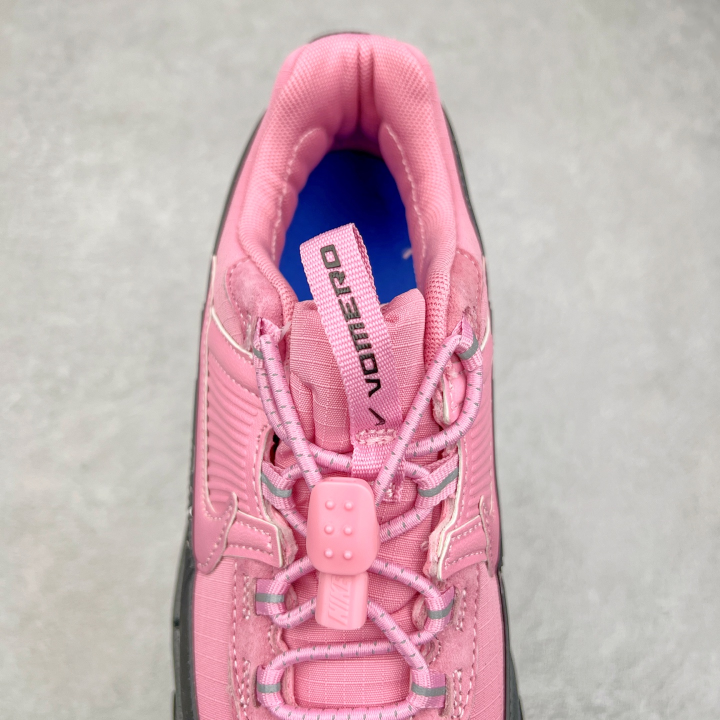 图片[5]-NK Zoom Vomero 5 Roam 佛莫罗5代徒步版系列经典复古增高厚底休闲运动慢跑鞋 HQ2181-300 Vomero Roam「漫游鞋」舒适性典范 工学拒水鞋面+ Air Zoom缓震配置无惧雨水 不受天气左右 助你灵活迈步 再加上厚实衬里和橡胶挡泥片 有效御寒不厚重 雨天照样利落出街 中性色调搭配简洁织物 打造百搭属性低调出街or高调亮相 都看你的男女同款不同色 轻松get多元风格 尺码：36 36.5 37.5 38 38.5 39 40 40.5 41 42 42.5 43 44 44.5 45-选品中心