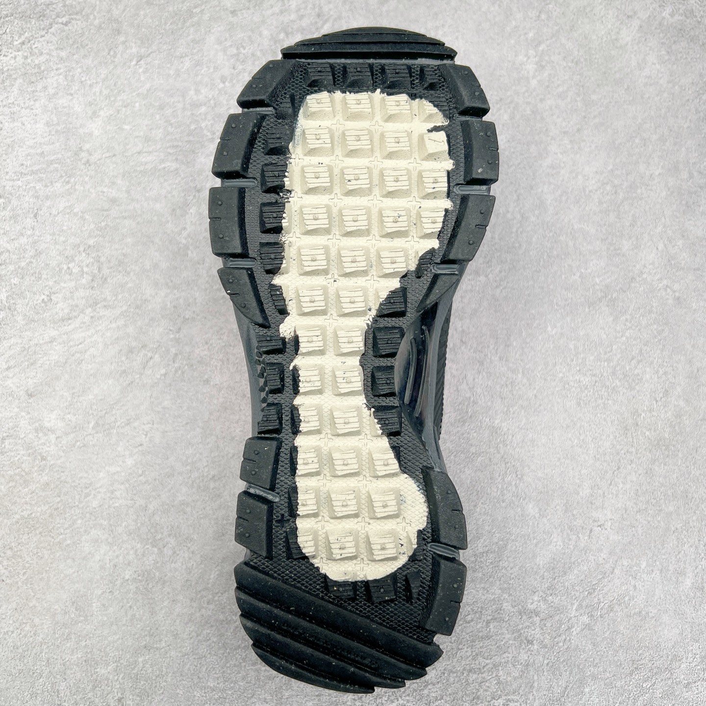 图片[9]-NK Zoom Vomero 5 Roam 佛莫罗5代徒步版系列经典复古增高厚底休闲运动慢跑鞋 HQ2181-300 Vomero Roam「漫游鞋」舒适性典范 工学拒水鞋面+ Air Zoom缓震配置无惧雨水 不受天气左右 助你灵活迈步 再加上厚实衬里和橡胶挡泥片 有效御寒不厚重 雨天照样利落出街 中性色调搭配简洁织物 打造百搭属性低调出街or高调亮相 都看你的男女同款不同色 轻松get多元风格 尺码：36 36.5 37.5 38 38.5 39 40 40.5 41 42 42.5 43 44 44.5 45-选品中心