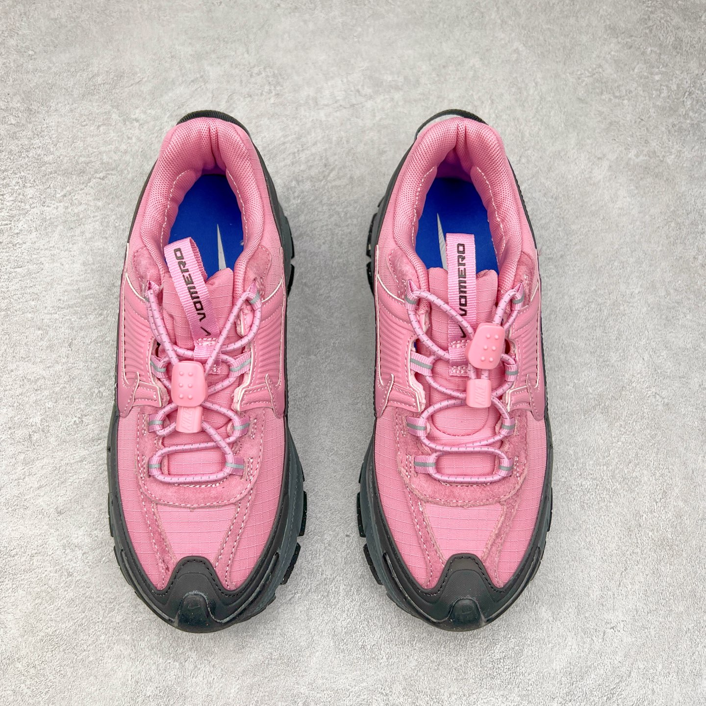 图片[2]-NK Zoom Vomero 5 Roam 佛莫罗5代徒步版系列经典复古增高厚底休闲运动慢跑鞋 HQ2181-300 Vomero Roam「漫游鞋」舒适性典范 工学拒水鞋面+ Air Zoom缓震配置无惧雨水 不受天气左右 助你灵活迈步 再加上厚实衬里和橡胶挡泥片 有效御寒不厚重 雨天照样利落出街 中性色调搭配简洁织物 打造百搭属性低调出街or高调亮相 都看你的男女同款不同色 轻松get多元风格 尺码：36 36.5 37.5 38 38.5 39 40 40.5 41 42 42.5 43 44 44.5 45-选品中心