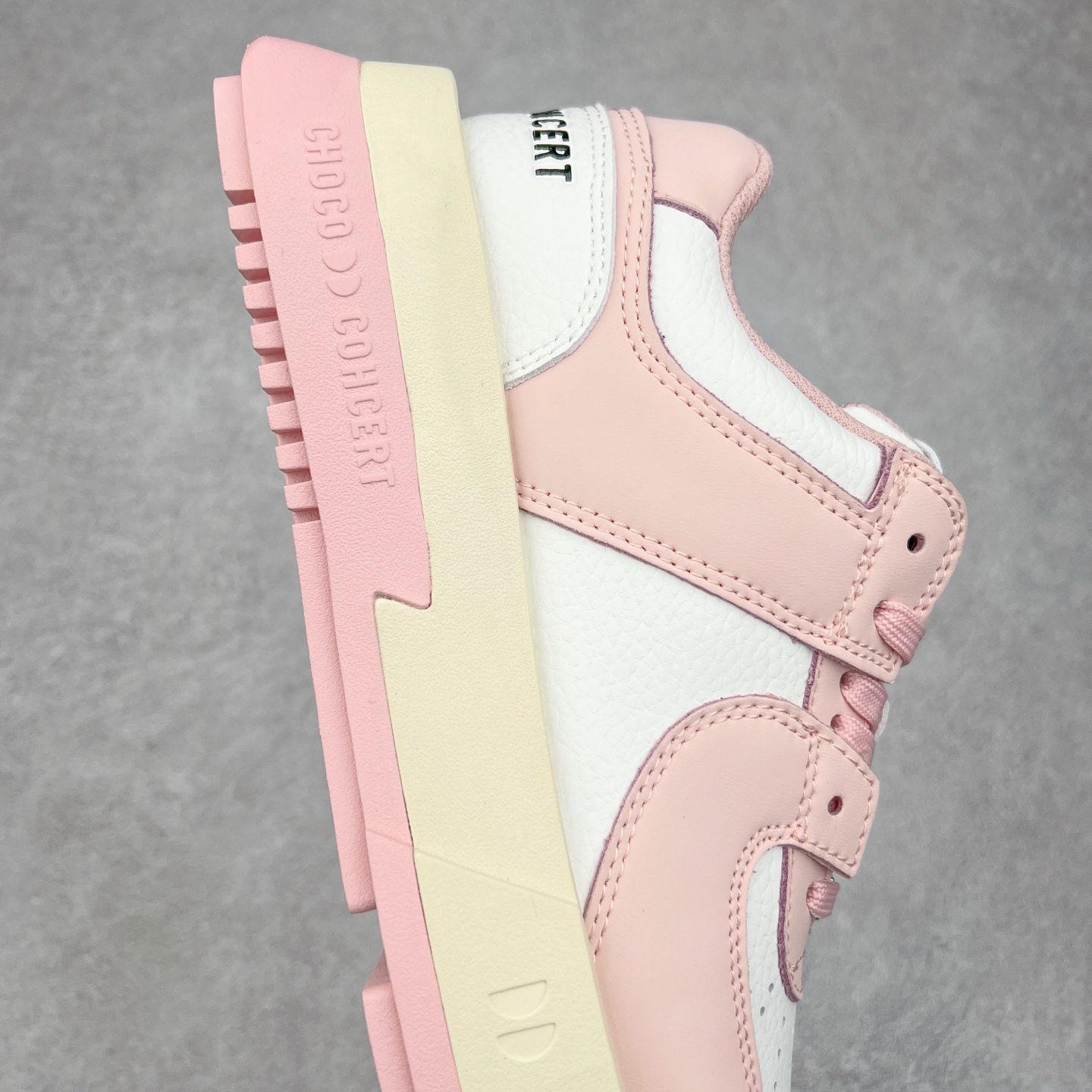 图片[6]-CHOCO CONCERT 牛皮圆方不对称球鞋低帮 时尚板鞋 男女同款 品牌延续“对常识的再思考”概念，全新释出活力多彩“APAIR OFCOURT SERIES”圆方球鞋系列，解读东方文化中身体与服饰的微妙联系，以解构、重塑、置换等方式突破平庸日常桎梏，玩趣诠释左右脚不对称风格的新方式，强势加入经典“COURT”风格的多彩活力与运动基因，以此为创造力媒介，探索运动时装的多重呈现。CHOCO CONCERT是一个立足于当前文化的时尚鞋履品牌，一直致力为人们解决多种场景通搭与时尚兼具的生活需求，在风格上追求个性化实用主义。我们希望将品牌对过去、现在和未来的关于生活及美学的思考，融入进鞋履设计中，始终坚持选用高品质材料和制作工艺，为人们提供卓越的穿着体验。尺码：35 36 37 38 39 40 41 42 43 44 45-选品中心