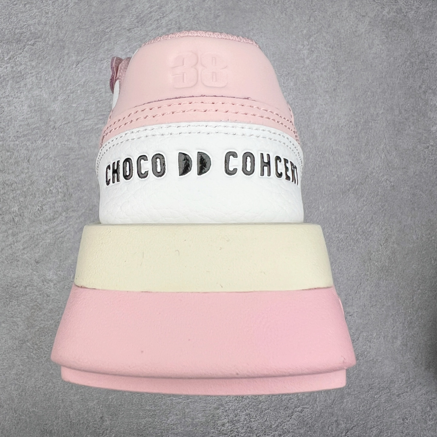 图片[8]-CHOCO CONCERT 牛皮圆方不对称球鞋低帮 时尚板鞋 男女同款 品牌延续“对常识的再思考”概念，全新释出活力多彩“APAIR OFCOURT SERIES”圆方球鞋系列，解读东方文化中身体与服饰的微妙联系，以解构、重塑、置换等方式突破平庸日常桎梏，玩趣诠释左右脚不对称风格的新方式，强势加入经典“COURT”风格的多彩活力与运动基因，以此为创造力媒介，探索运动时装的多重呈现。CHOCO CONCERT是一个立足于当前文化的时尚鞋履品牌，一直致力为人们解决多种场景通搭与时尚兼具的生活需求，在风格上追求个性化实用主义。我们希望将品牌对过去、现在和未来的关于生活及美学的思考，融入进鞋履设计中，始终坚持选用高品质材料和制作工艺，为人们提供卓越的穿着体验。尺码：35 36 37 38 39 40 41 42 43 44 45-选品中心