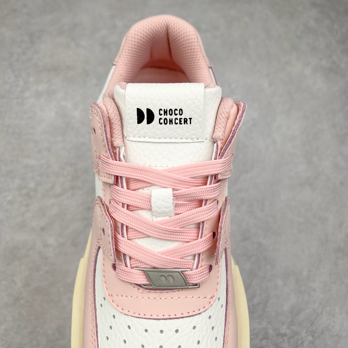 图片[5]-CHOCO CONCERT 牛皮圆方不对称球鞋低帮 时尚板鞋 男女同款 品牌延续“对常识的再思考”概念，全新释出活力多彩“APAIR OFCOURT SERIES”圆方球鞋系列，解读东方文化中身体与服饰的微妙联系，以解构、重塑、置换等方式突破平庸日常桎梏，玩趣诠释左右脚不对称风格的新方式，强势加入经典“COURT”风格的多彩活力与运动基因，以此为创造力媒介，探索运动时装的多重呈现。CHOCO CONCERT是一个立足于当前文化的时尚鞋履品牌，一直致力为人们解决多种场景通搭与时尚兼具的生活需求，在风格上追求个性化实用主义。我们希望将品牌对过去、现在和未来的关于生活及美学的思考，融入进鞋履设计中，始终坚持选用高品质材料和制作工艺，为人们提供卓越的穿着体验。尺码：35 36 37 38 39 40 41 42 43 44 45-选品中心