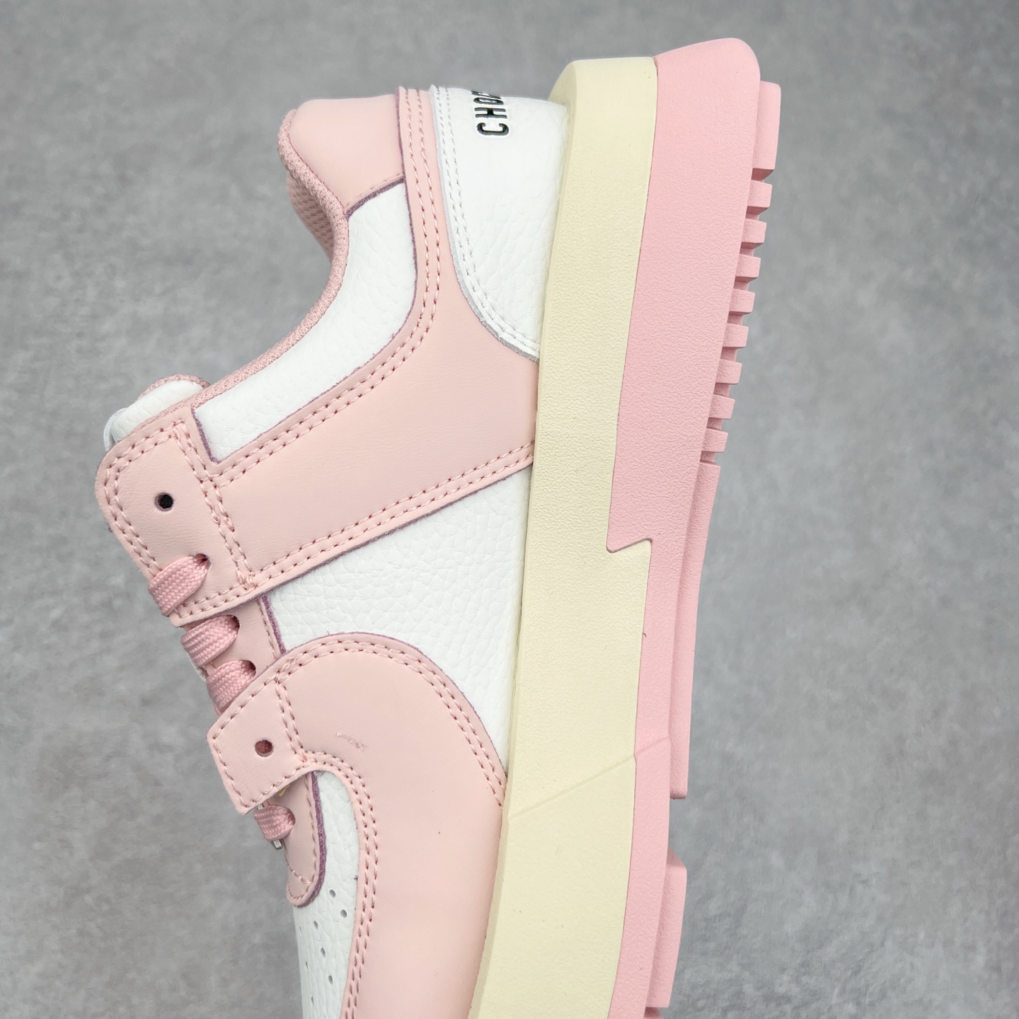 图片[7]-CHOCO CONCERT 牛皮圆方不对称球鞋低帮 时尚板鞋 男女同款 品牌延续“对常识的再思考”概念，全新释出活力多彩“APAIR OFCOURT SERIES”圆方球鞋系列，解读东方文化中身体与服饰的微妙联系，以解构、重塑、置换等方式突破平庸日常桎梏，玩趣诠释左右脚不对称风格的新方式，强势加入经典“COURT”风格的多彩活力与运动基因，以此为创造力媒介，探索运动时装的多重呈现。CHOCO CONCERT是一个立足于当前文化的时尚鞋履品牌，一直致力为人们解决多种场景通搭与时尚兼具的生活需求，在风格上追求个性化实用主义。我们希望将品牌对过去、现在和未来的关于生活及美学的思考，融入进鞋履设计中，始终坚持选用高品质材料和制作工艺，为人们提供卓越的穿着体验。尺码：35 36 37 38 39 40 41 42 43 44 45-选品中心