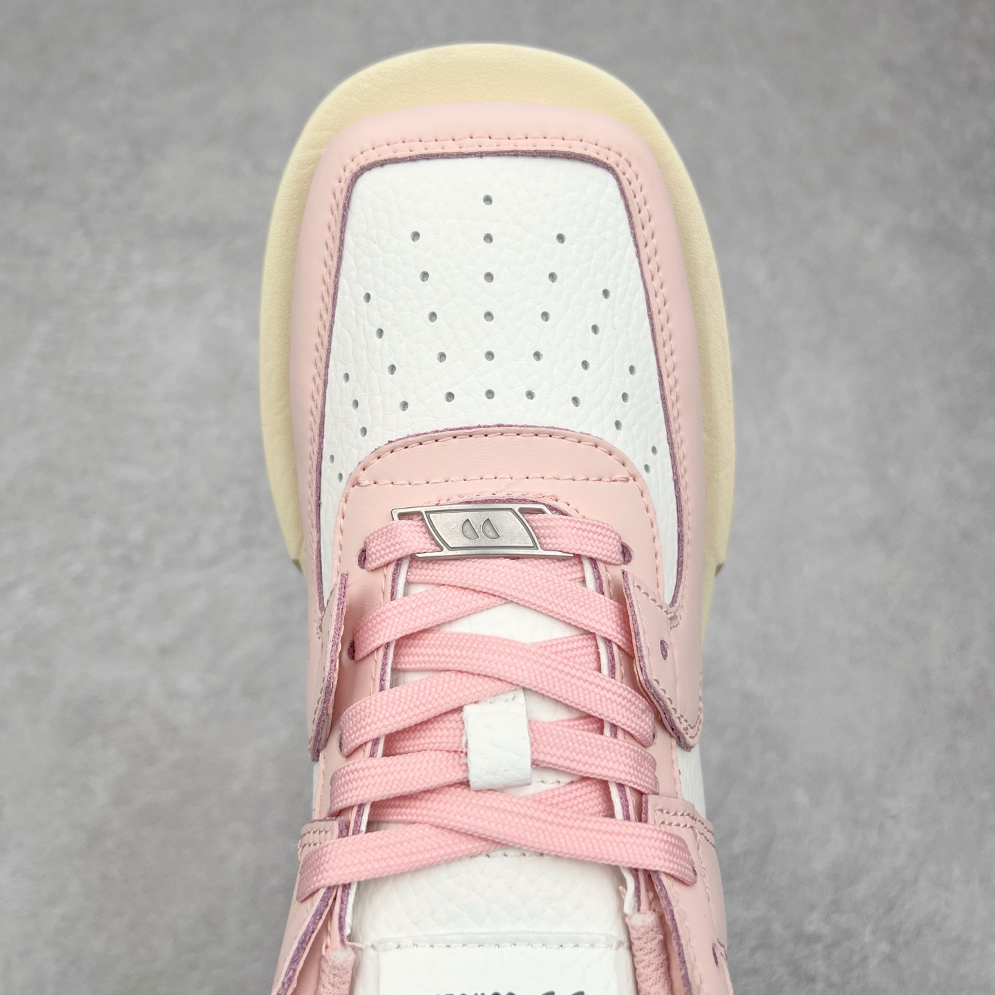 图片[4]-CHOCO CONCERT 牛皮圆方不对称球鞋低帮 时尚板鞋 男女同款 品牌延续“对常识的再思考”概念，全新释出活力多彩“APAIR OFCOURT SERIES”圆方球鞋系列，解读东方文化中身体与服饰的微妙联系，以解构、重塑、置换等方式突破平庸日常桎梏，玩趣诠释左右脚不对称风格的新方式，强势加入经典“COURT”风格的多彩活力与运动基因，以此为创造力媒介，探索运动时装的多重呈现。CHOCO CONCERT是一个立足于当前文化的时尚鞋履品牌，一直致力为人们解决多种场景通搭与时尚兼具的生活需求，在风格上追求个性化实用主义。我们希望将品牌对过去、现在和未来的关于生活及美学的思考，融入进鞋履设计中，始终坚持选用高品质材料和制作工艺，为人们提供卓越的穿着体验。尺码：35 36 37 38 39 40 41 42 43 44 45-选品中心