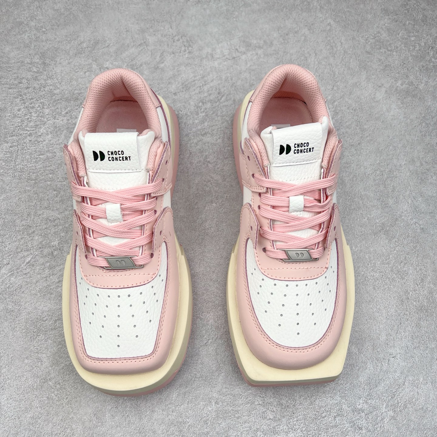 图片[2]-CHOCO CONCERT 牛皮圆方不对称球鞋低帮 时尚板鞋 男女同款 品牌延续“对常识的再思考”概念，全新释出活力多彩“APAIR OFCOURT SERIES”圆方球鞋系列，解读东方文化中身体与服饰的微妙联系，以解构、重塑、置换等方式突破平庸日常桎梏，玩趣诠释左右脚不对称风格的新方式，强势加入经典“COURT”风格的多彩活力与运动基因，以此为创造力媒介，探索运动时装的多重呈现。CHOCO CONCERT是一个立足于当前文化的时尚鞋履品牌，一直致力为人们解决多种场景通搭与时尚兼具的生活需求，在风格上追求个性化实用主义。我们希望将品牌对过去、现在和未来的关于生活及美学的思考，融入进鞋履设计中，始终坚持选用高品质材料和制作工艺，为人们提供卓越的穿着体验。尺码：35 36 37 38 39 40 41 42 43 44 45-选品中心
