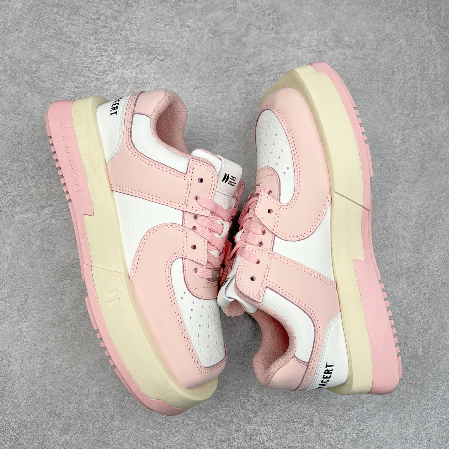 图片[3]-CHOCO CONCERT 牛皮圆方不对称球鞋低帮 时尚板鞋 男女同款 品牌延续“对常识的再思考”概念，全新释出活力多彩“APAIR OFCOURT SERIES”圆方球鞋系列，解读东方文化中身体与服饰的微妙联系，以解构、重塑、置换等方式突破平庸日常桎梏，玩趣诠释左右脚不对称风格的新方式，强势加入经典“COURT”风格的多彩活力与运动基因，以此为创造力媒介，探索运动时装的多重呈现。CHOCO CONCERT是一个立足于当前文化的时尚鞋履品牌，一直致力为人们解决多种场景通搭与时尚兼具的生活需求，在风格上追求个性化实用主义。我们希望将品牌对过去、现在和未来的关于生活及美学的思考，融入进鞋履设计中，始终坚持选用高品质材料和制作工艺，为人们提供卓越的穿着体验。尺码：35 36 37 38 39 40 41 42 43 44 45-选品中心