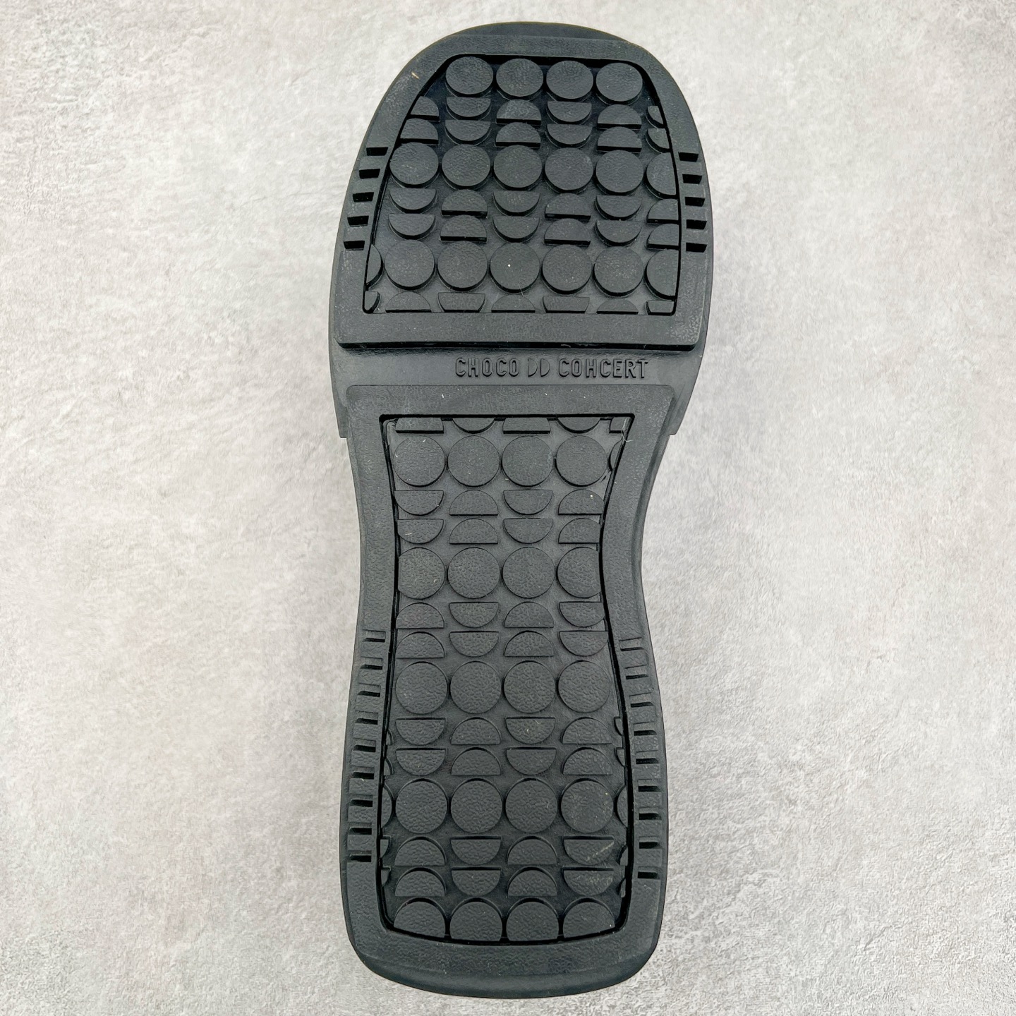 图片[9]-CHOCO CONCERT 牛皮圆方不对称球鞋低帮 时尚板鞋 男女同款 品牌延续“对常识的再思考”概念，全新释出活力多彩“APAIR OFCOURT SERIES”圆方球鞋系列，解读东方文化中身体与服饰的微妙联系，以解构、重塑、置换等方式突破平庸日常桎梏，玩趣诠释左右脚不对称风格的新方式，强势加入经典“COURT”风格的多彩活力与运动基因，以此为创造力媒介，探索运动时装的多重呈现。CHOCO CONCERT是一个立足于当前文化的时尚鞋履品牌，一直致力为人们解决多种场景通搭与时尚兼具的生活需求，在风格上追求个性化实用主义。我们希望将品牌对过去、现在和未来的关于生活及美学的思考，融入进鞋履设计中，始终坚持选用高品质材料和制作工艺，为人们提供卓越的穿着体验。尺码：35 36 37 38 39 40 41 42 43 44 45-选品中心