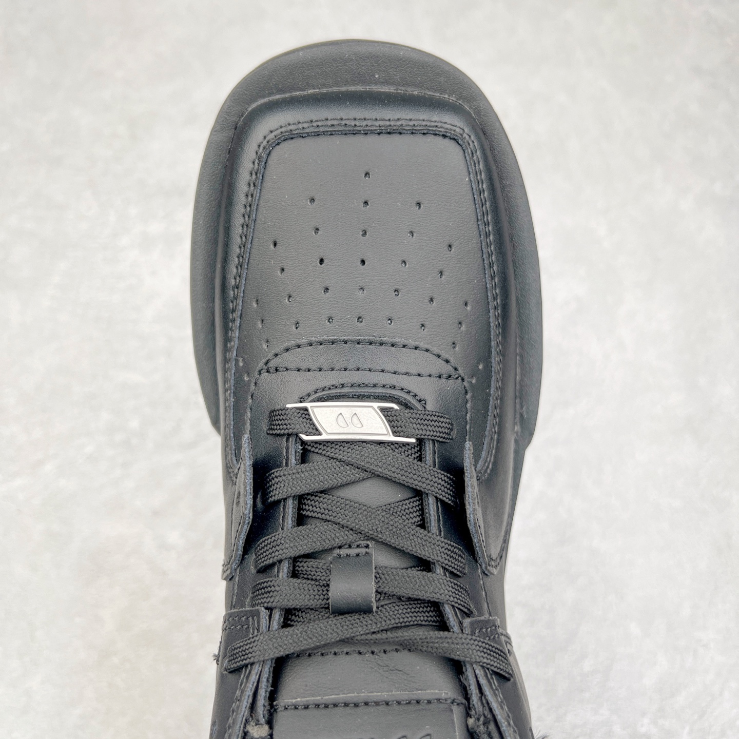 图片[4]-CHOCO CONCERT 牛皮圆方不对称球鞋低帮 时尚板鞋 男女同款 品牌延续“对常识的再思考”概念，全新释出活力多彩“APAIR OFCOURT SERIES”圆方球鞋系列，解读东方文化中身体与服饰的微妙联系，以解构、重塑、置换等方式突破平庸日常桎梏，玩趣诠释左右脚不对称风格的新方式，强势加入经典“COURT”风格的多彩活力与运动基因，以此为创造力媒介，探索运动时装的多重呈现。CHOCO CONCERT是一个立足于当前文化的时尚鞋履品牌，一直致力为人们解决多种场景通搭与时尚兼具的生活需求，在风格上追求个性化实用主义。我们希望将品牌对过去、现在和未来的关于生活及美学的思考，融入进鞋履设计中，始终坚持选用高品质材料和制作工艺，为人们提供卓越的穿着体验。尺码：35 36 37 38 39 40 41 42 43 44 45-选品中心