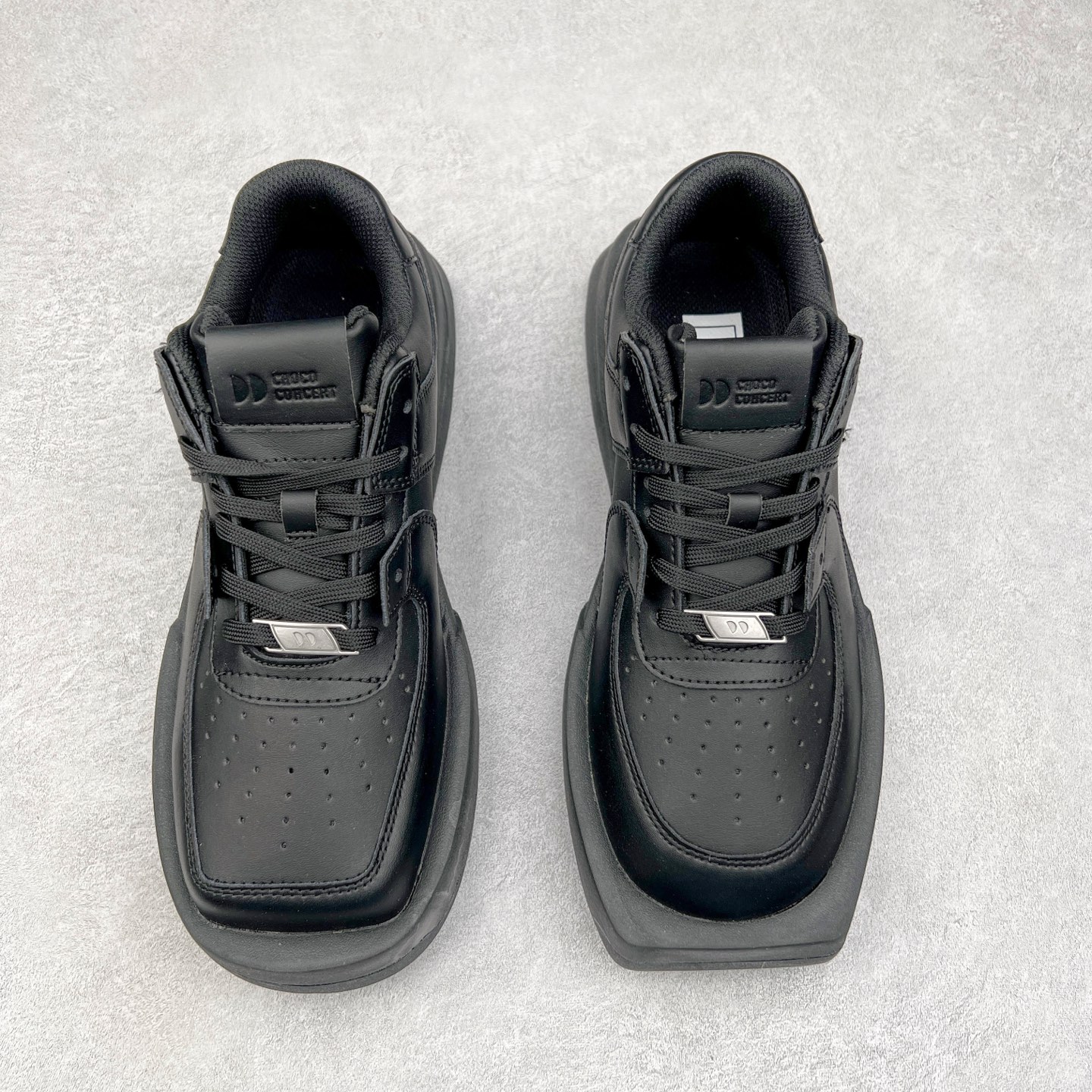 图片[2]-CHOCO CONCERT 牛皮圆方不对称球鞋低帮 时尚板鞋 男女同款 品牌延续“对常识的再思考”概念，全新释出活力多彩“APAIR OFCOURT SERIES”圆方球鞋系列，解读东方文化中身体与服饰的微妙联系，以解构、重塑、置换等方式突破平庸日常桎梏，玩趣诠释左右脚不对称风格的新方式，强势加入经典“COURT”风格的多彩活力与运动基因，以此为创造力媒介，探索运动时装的多重呈现。CHOCO CONCERT是一个立足于当前文化的时尚鞋履品牌，一直致力为人们解决多种场景通搭与时尚兼具的生活需求，在风格上追求个性化实用主义。我们希望将品牌对过去、现在和未来的关于生活及美学的思考，融入进鞋履设计中，始终坚持选用高品质材料和制作工艺，为人们提供卓越的穿着体验。尺码：35 36 37 38 39 40 41 42 43 44 45-选品中心