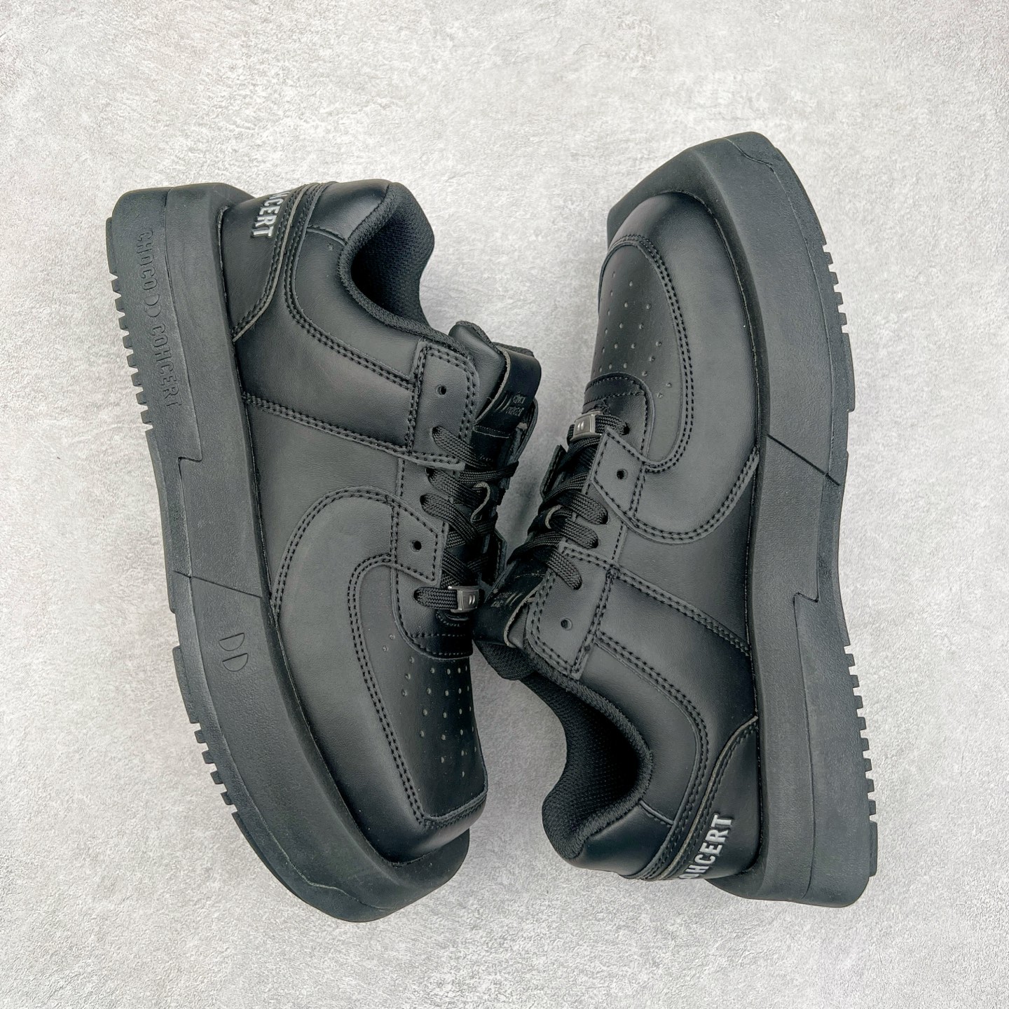 图片[3]-CHOCO CONCERT 牛皮圆方不对称球鞋低帮 时尚板鞋 男女同款 品牌延续“对常识的再思考”概念，全新释出活力多彩“APAIR OFCOURT SERIES”圆方球鞋系列，解读东方文化中身体与服饰的微妙联系，以解构、重塑、置换等方式突破平庸日常桎梏，玩趣诠释左右脚不对称风格的新方式，强势加入经典“COURT”风格的多彩活力与运动基因，以此为创造力媒介，探索运动时装的多重呈现。CHOCO CONCERT是一个立足于当前文化的时尚鞋履品牌，一直致力为人们解决多种场景通搭与时尚兼具的生活需求，在风格上追求个性化实用主义。我们希望将品牌对过去、现在和未来的关于生活及美学的思考，融入进鞋履设计中，始终坚持选用高品质材料和制作工艺，为人们提供卓越的穿着体验。尺码：35 36 37 38 39 40 41 42 43 44 45-选品中心