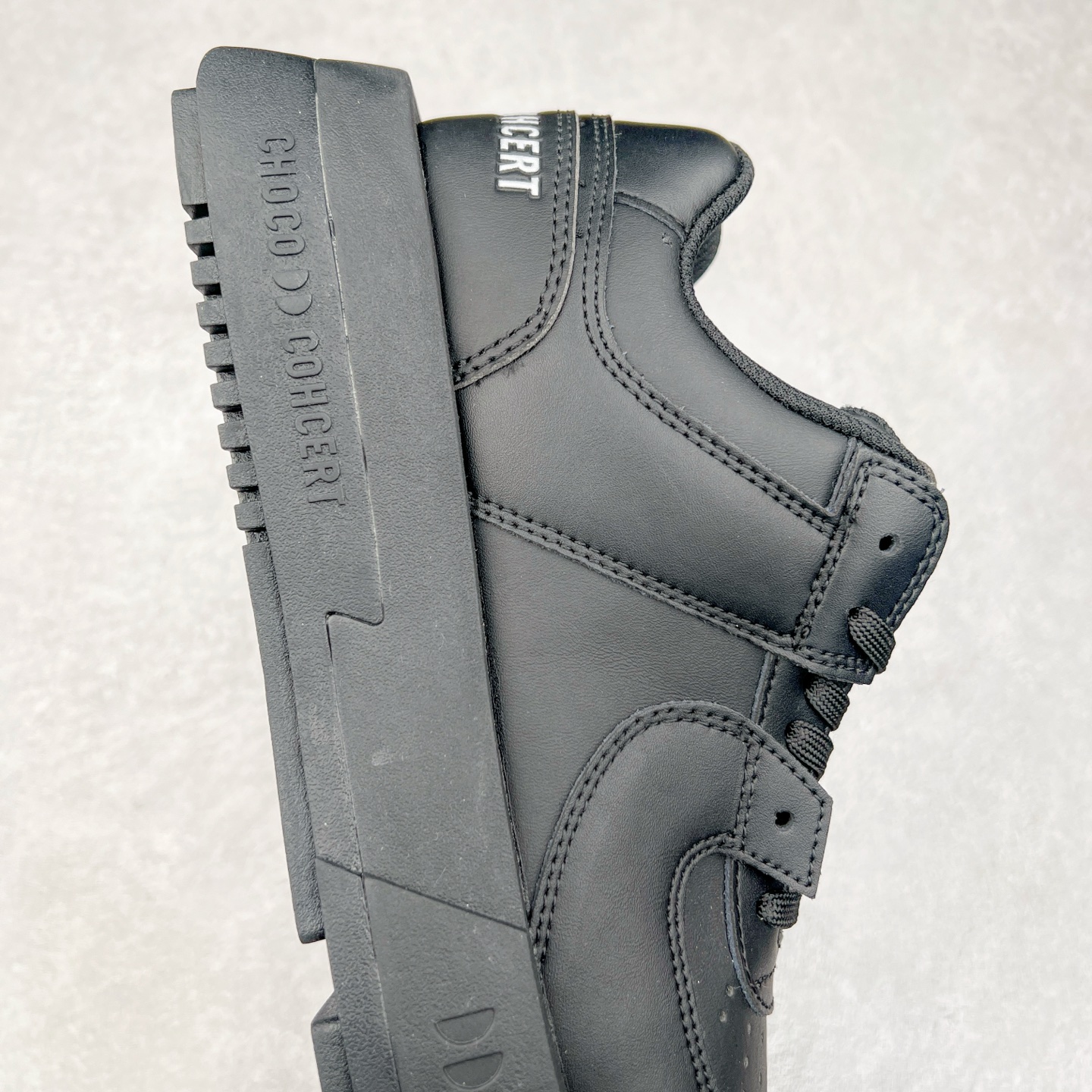 图片[6]-CHOCO CONCERT 牛皮圆方不对称球鞋低帮 时尚板鞋 男女同款 品牌延续“对常识的再思考”概念，全新释出活力多彩“APAIR OFCOURT SERIES”圆方球鞋系列，解读东方文化中身体与服饰的微妙联系，以解构、重塑、置换等方式突破平庸日常桎梏，玩趣诠释左右脚不对称风格的新方式，强势加入经典“COURT”风格的多彩活力与运动基因，以此为创造力媒介，探索运动时装的多重呈现。CHOCO CONCERT是一个立足于当前文化的时尚鞋履品牌，一直致力为人们解决多种场景通搭与时尚兼具的生活需求，在风格上追求个性化实用主义。我们希望将品牌对过去、现在和未来的关于生活及美学的思考，融入进鞋履设计中，始终坚持选用高品质材料和制作工艺，为人们提供卓越的穿着体验。尺码：35 36 37 38 39 40 41 42 43 44 45-选品中心