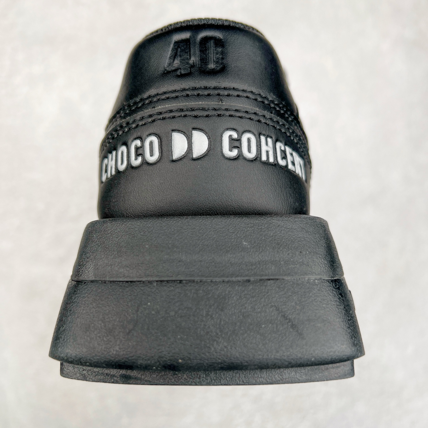 图片[8]-CHOCO CONCERT 牛皮圆方不对称球鞋低帮 时尚板鞋 男女同款 品牌延续“对常识的再思考”概念，全新释出活力多彩“APAIR OFCOURT SERIES”圆方球鞋系列，解读东方文化中身体与服饰的微妙联系，以解构、重塑、置换等方式突破平庸日常桎梏，玩趣诠释左右脚不对称风格的新方式，强势加入经典“COURT”风格的多彩活力与运动基因，以此为创造力媒介，探索运动时装的多重呈现。CHOCO CONCERT是一个立足于当前文化的时尚鞋履品牌，一直致力为人们解决多种场景通搭与时尚兼具的生活需求，在风格上追求个性化实用主义。我们希望将品牌对过去、现在和未来的关于生活及美学的思考，融入进鞋履设计中，始终坚持选用高品质材料和制作工艺，为人们提供卓越的穿着体验。尺码：35 36 37 38 39 40 41 42 43 44 45-选品中心