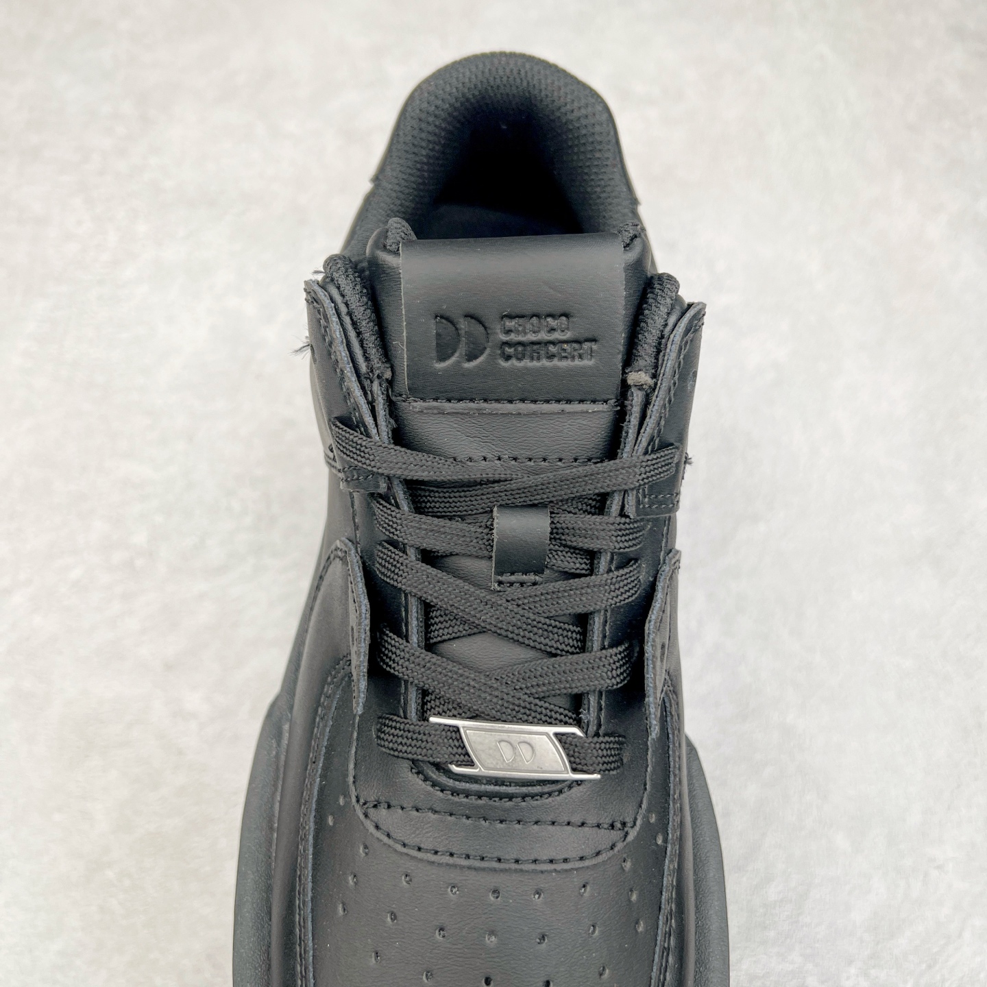 图片[5]-CHOCO CONCERT 牛皮圆方不对称球鞋低帮 时尚板鞋 男女同款 品牌延续“对常识的再思考”概念，全新释出活力多彩“APAIR OFCOURT SERIES”圆方球鞋系列，解读东方文化中身体与服饰的微妙联系，以解构、重塑、置换等方式突破平庸日常桎梏，玩趣诠释左右脚不对称风格的新方式，强势加入经典“COURT”风格的多彩活力与运动基因，以此为创造力媒介，探索运动时装的多重呈现。CHOCO CONCERT是一个立足于当前文化的时尚鞋履品牌，一直致力为人们解决多种场景通搭与时尚兼具的生活需求，在风格上追求个性化实用主义。我们希望将品牌对过去、现在和未来的关于生活及美学的思考，融入进鞋履设计中，始终坚持选用高品质材料和制作工艺，为人们提供卓越的穿着体验。尺码：35 36 37 38 39 40 41 42 43 44 45-选品中心