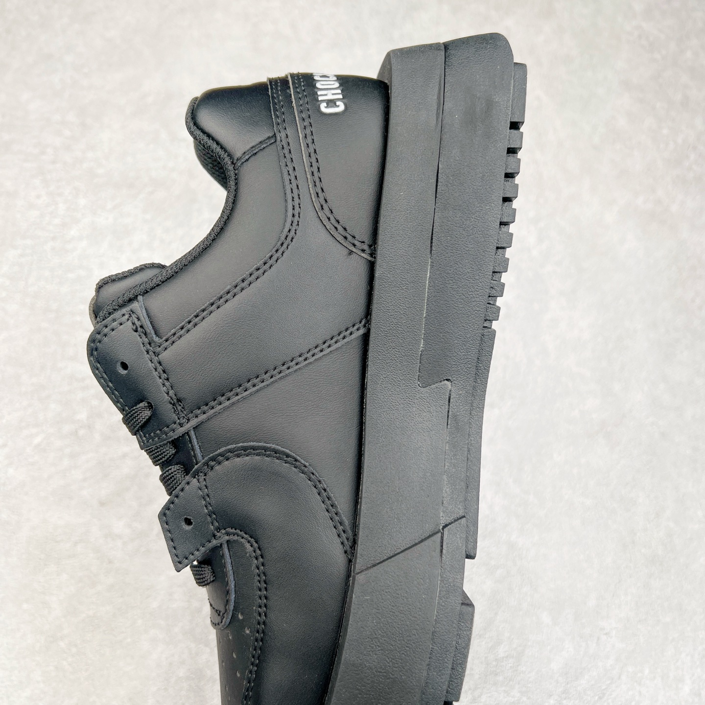 图片[7]-CHOCO CONCERT 牛皮圆方不对称球鞋低帮 时尚板鞋 男女同款 品牌延续“对常识的再思考”概念，全新释出活力多彩“APAIR OFCOURT SERIES”圆方球鞋系列，解读东方文化中身体与服饰的微妙联系，以解构、重塑、置换等方式突破平庸日常桎梏，玩趣诠释左右脚不对称风格的新方式，强势加入经典“COURT”风格的多彩活力与运动基因，以此为创造力媒介，探索运动时装的多重呈现。CHOCO CONCERT是一个立足于当前文化的时尚鞋履品牌，一直致力为人们解决多种场景通搭与时尚兼具的生活需求，在风格上追求个性化实用主义。我们希望将品牌对过去、现在和未来的关于生活及美学的思考，融入进鞋履设计中，始终坚持选用高品质材料和制作工艺，为人们提供卓越的穿着体验。尺码：35 36 37 38 39 40 41 42 43 44 45-选品中心