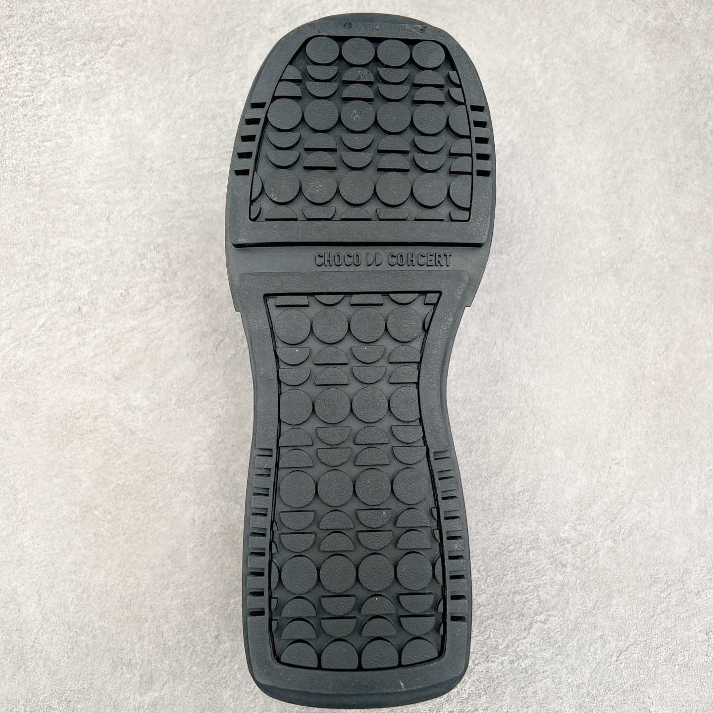 图片[9]-CHOCO CONCERT 牛皮圆方不对称球鞋低帮 时尚板鞋 男女同款 品牌延续“对常识的再思考”概念，全新释出活力多彩“APAIR OFCOURT SERIES”圆方球鞋系列，解读东方文化中身体与服饰的微妙联系，以解构、重塑、置换等方式突破平庸日常桎梏，玩趣诠释左右脚不对称风格的新方式，强势加入经典“COURT”风格的多彩活力与运动基因，以此为创造力媒介，探索运动时装的多重呈现。CHOCO CONCERT是一个立足于当前文化的时尚鞋履品牌，一直致力为人们解决多种场景通搭与时尚兼具的生活需求，在风格上追求个性化实用主义。我们希望将品牌对过去、现在和未来的关于生活及美学的思考，融入进鞋履设计中，始终坚持选用高品质材料和制作工艺，为人们提供卓越的穿着体验。尺码：35 36 37 38 39 40 41 42 43 44 45-选品中心