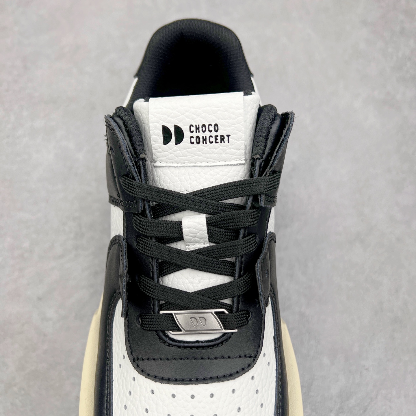 图片[5]-CHOCO CONCERT 牛皮圆方不对称球鞋低帮 时尚板鞋 男女同款 品牌延续“对常识的再思考”概念，全新释出活力多彩“APAIR OFCOURT SERIES”圆方球鞋系列，解读东方文化中身体与服饰的微妙联系，以解构、重塑、置换等方式突破平庸日常桎梏，玩趣诠释左右脚不对称风格的新方式，强势加入经典“COURT”风格的多彩活力与运动基因，以此为创造力媒介，探索运动时装的多重呈现。CHOCO CONCERT是一个立足于当前文化的时尚鞋履品牌，一直致力为人们解决多种场景通搭与时尚兼具的生活需求，在风格上追求个性化实用主义。我们希望将品牌对过去、现在和未来的关于生活及美学的思考，融入进鞋履设计中，始终坚持选用高品质材料和制作工艺，为人们提供卓越的穿着体验。尺码：35 36 37 38 39 40 41 42 43 44 45-选品中心