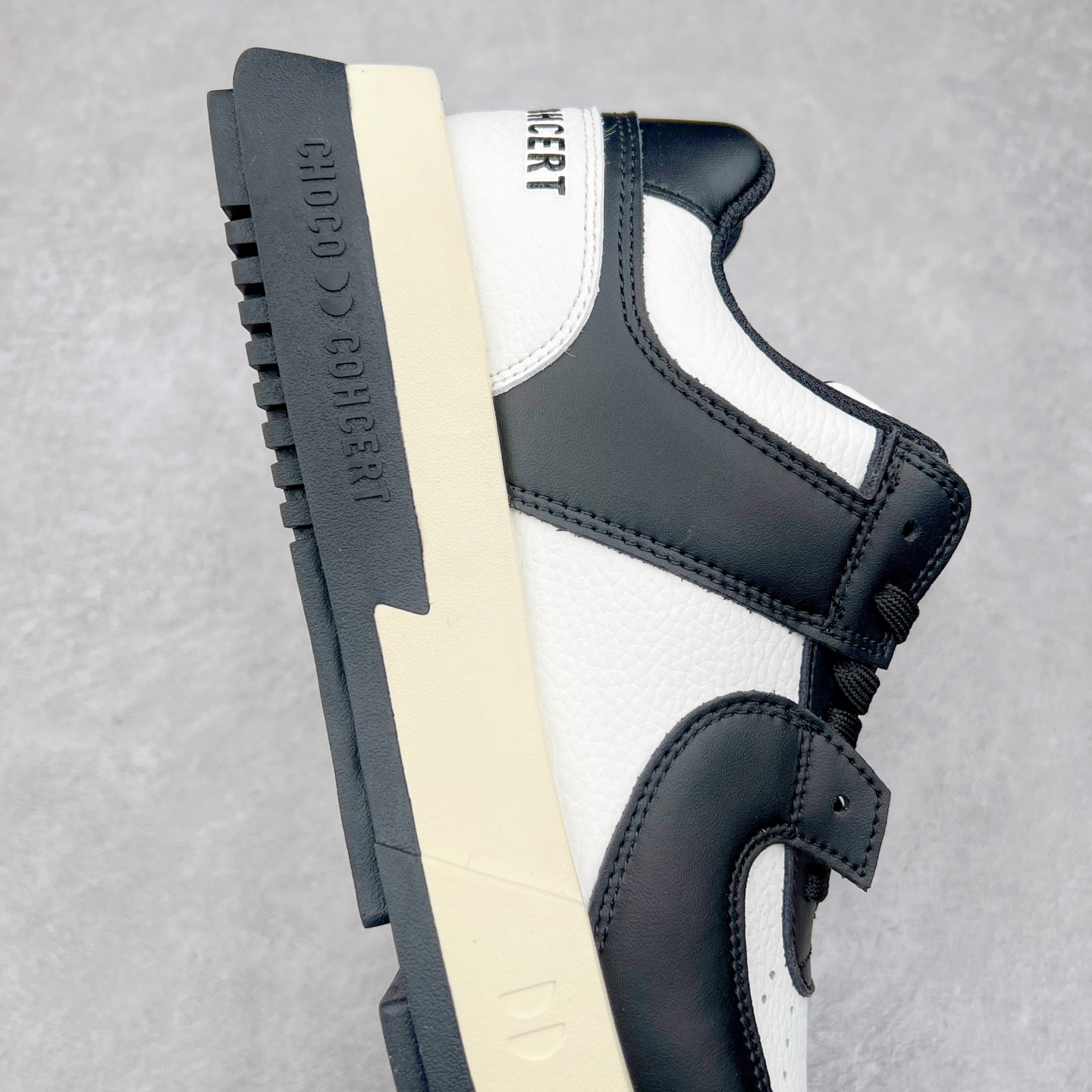 图片[6]-CHOCO CONCERT 牛皮圆方不对称球鞋低帮 时尚板鞋 男女同款 品牌延续“对常识的再思考”概念，全新释出活力多彩“APAIR OFCOURT SERIES”圆方球鞋系列，解读东方文化中身体与服饰的微妙联系，以解构、重塑、置换等方式突破平庸日常桎梏，玩趣诠释左右脚不对称风格的新方式，强势加入经典“COURT”风格的多彩活力与运动基因，以此为创造力媒介，探索运动时装的多重呈现。CHOCO CONCERT是一个立足于当前文化的时尚鞋履品牌，一直致力为人们解决多种场景通搭与时尚兼具的生活需求，在风格上追求个性化实用主义。我们希望将品牌对过去、现在和未来的关于生活及美学的思考，融入进鞋履设计中，始终坚持选用高品质材料和制作工艺，为人们提供卓越的穿着体验。尺码：35 36 37 38 39 40 41 42 43 44 45-选品中心