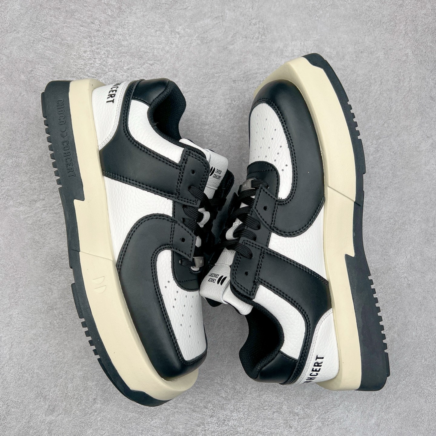 图片[3]-CHOCO CONCERT 牛皮圆方不对称球鞋低帮 时尚板鞋 男女同款 品牌延续“对常识的再思考”概念，全新释出活力多彩“APAIR OFCOURT SERIES”圆方球鞋系列，解读东方文化中身体与服饰的微妙联系，以解构、重塑、置换等方式突破平庸日常桎梏，玩趣诠释左右脚不对称风格的新方式，强势加入经典“COURT”风格的多彩活力与运动基因，以此为创造力媒介，探索运动时装的多重呈现。CHOCO CONCERT是一个立足于当前文化的时尚鞋履品牌，一直致力为人们解决多种场景通搭与时尚兼具的生活需求，在风格上追求个性化实用主义。我们希望将品牌对过去、现在和未来的关于生活及美学的思考，融入进鞋履设计中，始终坚持选用高品质材料和制作工艺，为人们提供卓越的穿着体验。尺码：35 36 37 38 39 40 41 42 43 44 45-选品中心