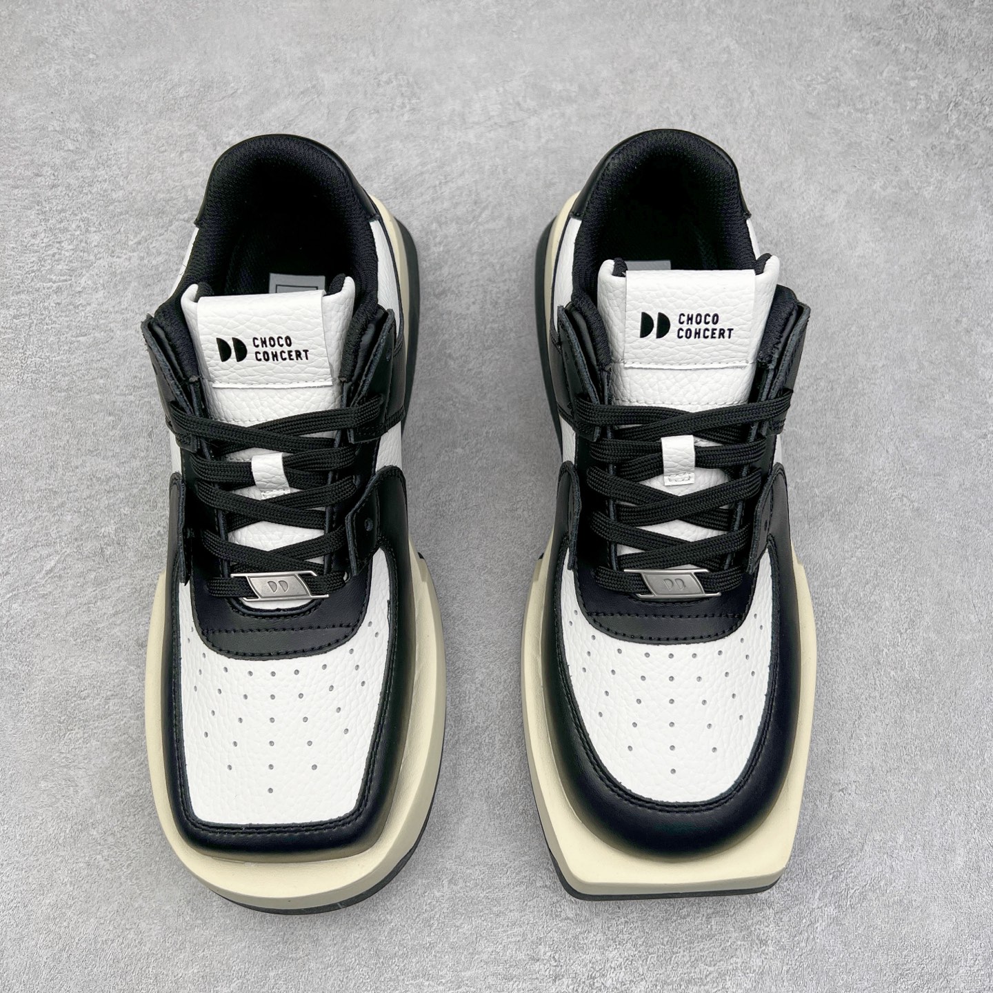 图片[2]-CHOCO CONCERT 牛皮圆方不对称球鞋低帮 时尚板鞋 男女同款 品牌延续“对常识的再思考”概念，全新释出活力多彩“APAIR OFCOURT SERIES”圆方球鞋系列，解读东方文化中身体与服饰的微妙联系，以解构、重塑、置换等方式突破平庸日常桎梏，玩趣诠释左右脚不对称风格的新方式，强势加入经典“COURT”风格的多彩活力与运动基因，以此为创造力媒介，探索运动时装的多重呈现。CHOCO CONCERT是一个立足于当前文化的时尚鞋履品牌，一直致力为人们解决多种场景通搭与时尚兼具的生活需求，在风格上追求个性化实用主义。我们希望将品牌对过去、现在和未来的关于生活及美学的思考，融入进鞋履设计中，始终坚持选用高品质材料和制作工艺，为人们提供卓越的穿着体验。尺码：35 36 37 38 39 40 41 42 43 44 45-选品中心