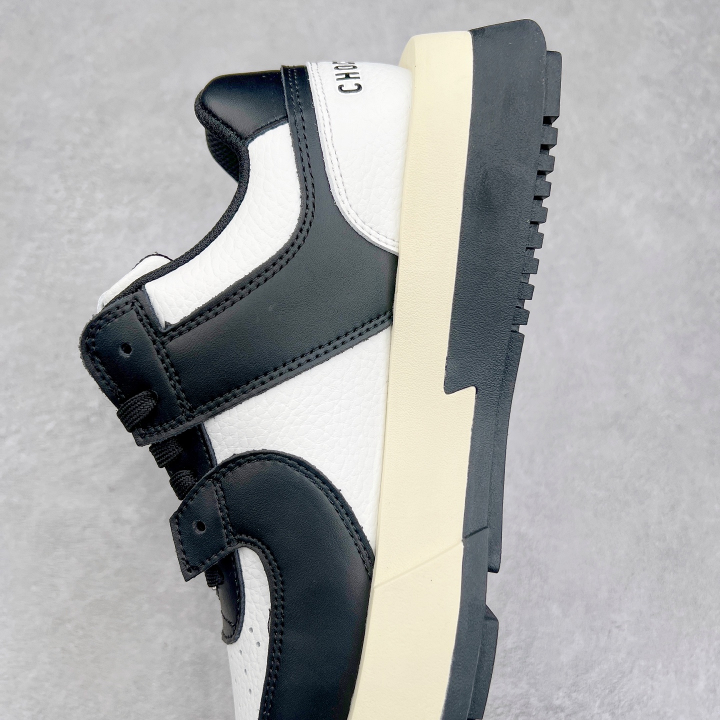 图片[7]-CHOCO CONCERT 牛皮圆方不对称球鞋低帮 时尚板鞋 男女同款 品牌延续“对常识的再思考”概念，全新释出活力多彩“APAIR OFCOURT SERIES”圆方球鞋系列，解读东方文化中身体与服饰的微妙联系，以解构、重塑、置换等方式突破平庸日常桎梏，玩趣诠释左右脚不对称风格的新方式，强势加入经典“COURT”风格的多彩活力与运动基因，以此为创造力媒介，探索运动时装的多重呈现。CHOCO CONCERT是一个立足于当前文化的时尚鞋履品牌，一直致力为人们解决多种场景通搭与时尚兼具的生活需求，在风格上追求个性化实用主义。我们希望将品牌对过去、现在和未来的关于生活及美学的思考，融入进鞋履设计中，始终坚持选用高品质材料和制作工艺，为人们提供卓越的穿着体验。尺码：35 36 37 38 39 40 41 42 43 44 45-选品中心