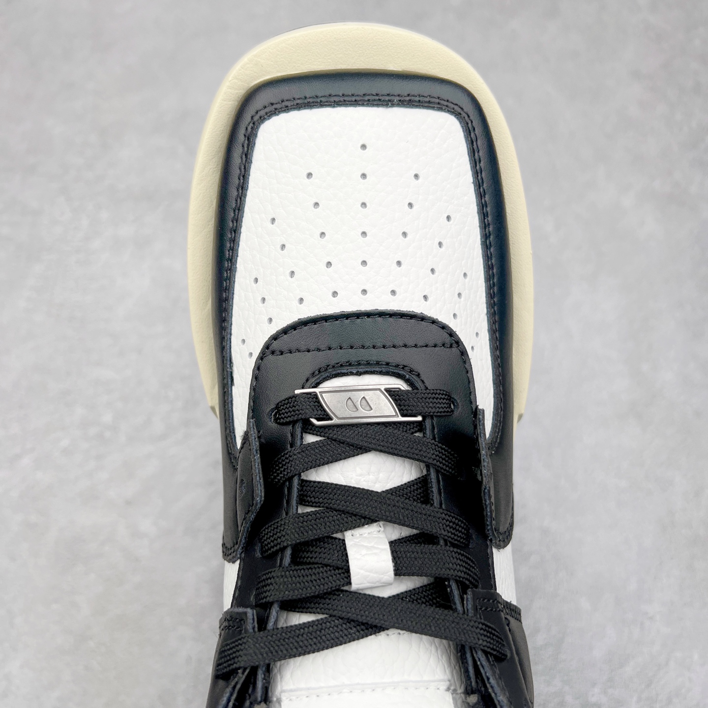 图片[4]-CHOCO CONCERT 牛皮圆方不对称球鞋低帮 时尚板鞋 男女同款 品牌延续“对常识的再思考”概念，全新释出活力多彩“APAIR OFCOURT SERIES”圆方球鞋系列，解读东方文化中身体与服饰的微妙联系，以解构、重塑、置换等方式突破平庸日常桎梏，玩趣诠释左右脚不对称风格的新方式，强势加入经典“COURT”风格的多彩活力与运动基因，以此为创造力媒介，探索运动时装的多重呈现。CHOCO CONCERT是一个立足于当前文化的时尚鞋履品牌，一直致力为人们解决多种场景通搭与时尚兼具的生活需求，在风格上追求个性化实用主义。我们希望将品牌对过去、现在和未来的关于生活及美学的思考，融入进鞋履设计中，始终坚持选用高品质材料和制作工艺，为人们提供卓越的穿着体验。尺码：35 36 37 38 39 40 41 42 43 44 45-选品中心