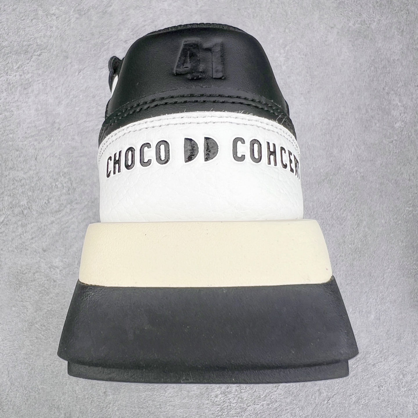 图片[8]-CHOCO CONCERT 牛皮圆方不对称球鞋低帮 时尚板鞋 男女同款 品牌延续“对常识的再思考”概念，全新释出活力多彩“APAIR OFCOURT SERIES”圆方球鞋系列，解读东方文化中身体与服饰的微妙联系，以解构、重塑、置换等方式突破平庸日常桎梏，玩趣诠释左右脚不对称风格的新方式，强势加入经典“COURT”风格的多彩活力与运动基因，以此为创造力媒介，探索运动时装的多重呈现。CHOCO CONCERT是一个立足于当前文化的时尚鞋履品牌，一直致力为人们解决多种场景通搭与时尚兼具的生活需求，在风格上追求个性化实用主义。我们希望将品牌对过去、现在和未来的关于生活及美学的思考，融入进鞋履设计中，始终坚持选用高品质材料和制作工艺，为人们提供卓越的穿着体验。尺码：35 36 37 38 39 40 41 42 43 44 45-选品中心