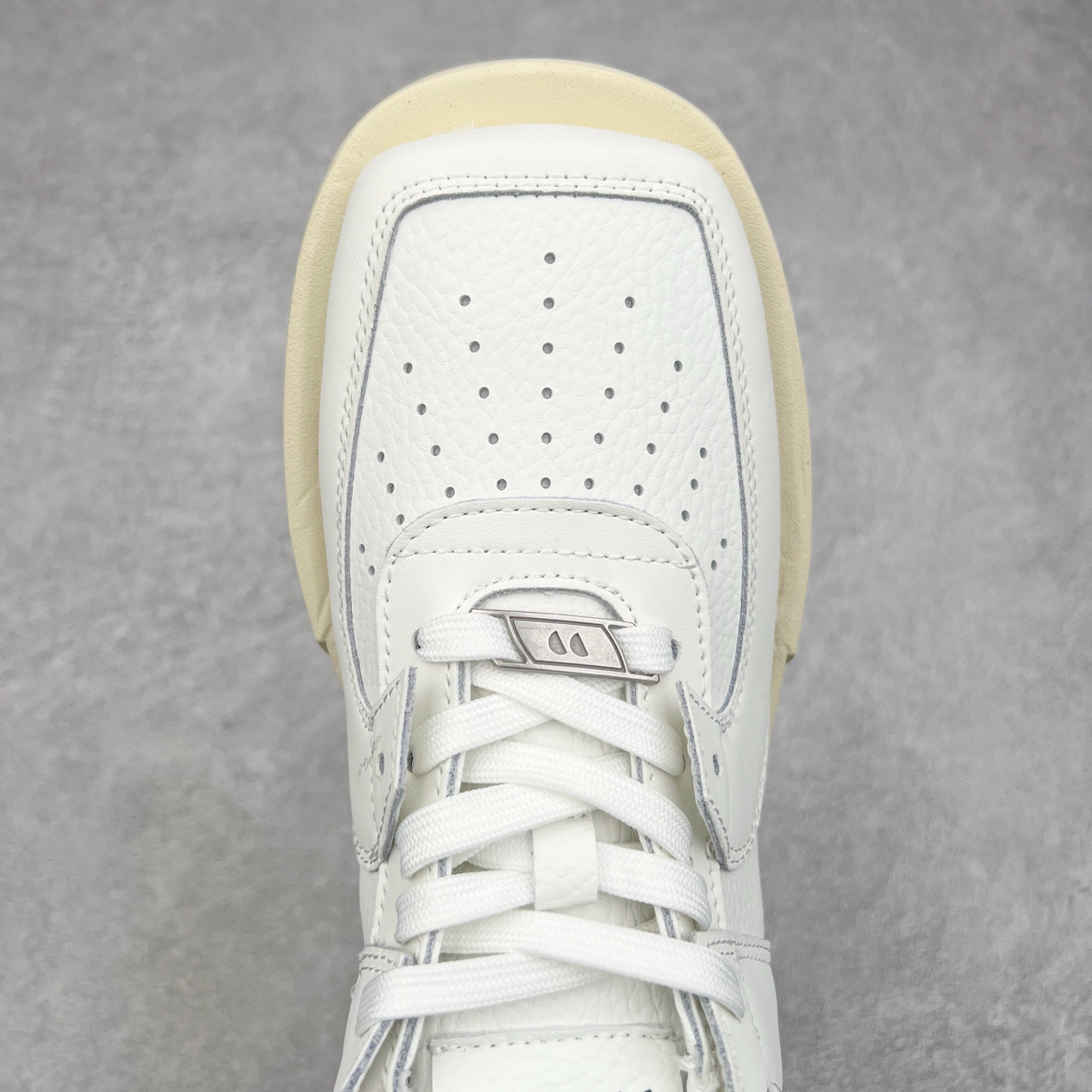 图片[4]-CHOCO CONCERT 牛皮圆方不对称球鞋低帮 时尚板鞋 男女同款 品牌延续“对常识的再思考”概念，全新释出活力多彩“APAIR OFCOURT SERIES”圆方球鞋系列，解读东方文化中身体与服饰的微妙联系，以解构、重塑、置换等方式突破平庸日常桎梏，玩趣诠释左右脚不对称风格的新方式，强势加入经典“COURT”风格的多彩活力与运动基因，以此为创造力媒介，探索运动时装的多重呈现。CHOCO CONCERT是一个立足于当前文化的时尚鞋履品牌，一直致力为人们解决多种场景通搭与时尚兼具的生活需求，在风格上追求个性化实用主义。我们希望将品牌对过去、现在和未来的关于生活及美学的思考，融入进鞋履设计中，始终坚持选用高品质材料和制作工艺，为人们提供卓越的穿着体验。尺码：35 36 37 38 39 40 41 42 43 44 45-选品中心