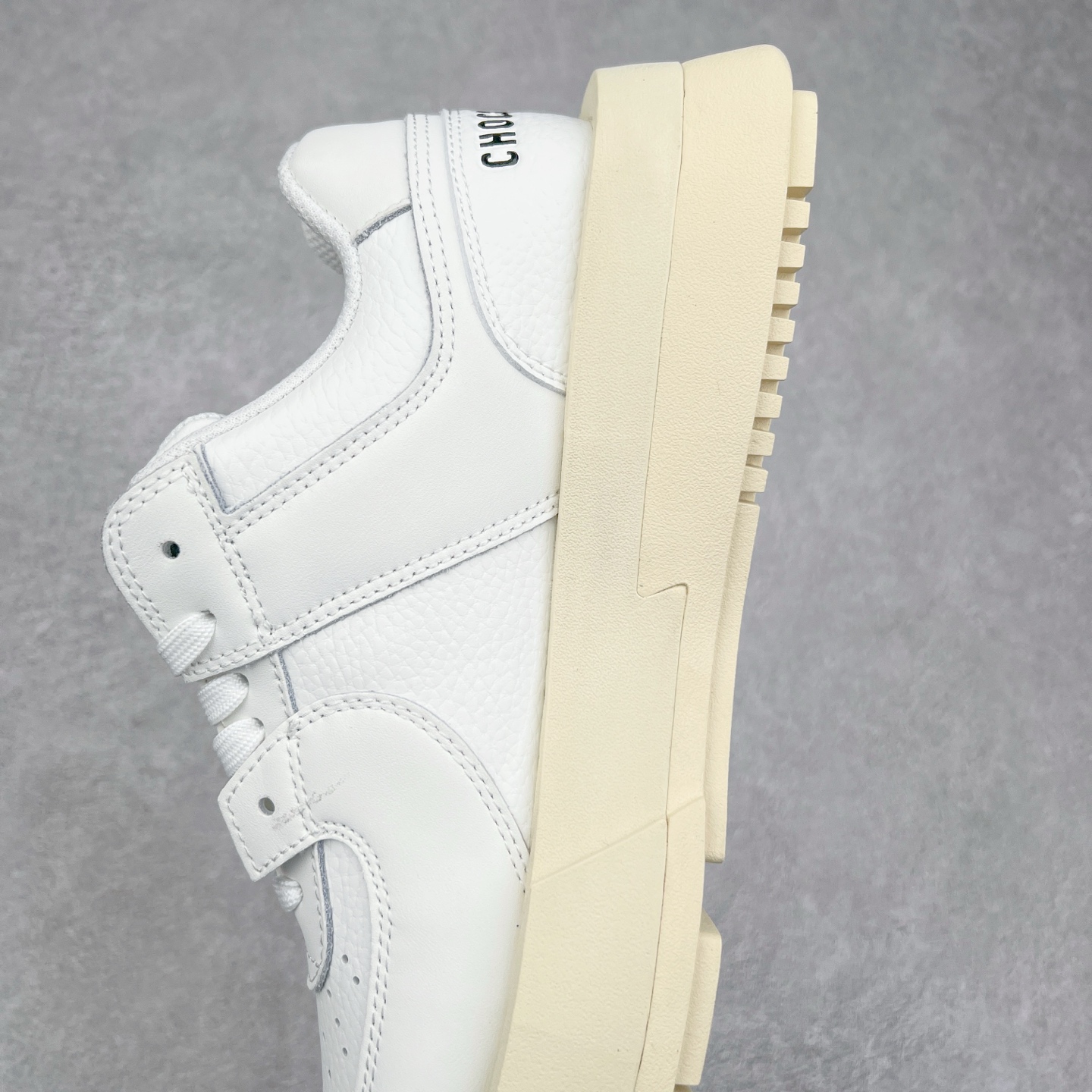 图片[7]-CHOCO CONCERT 牛皮圆方不对称球鞋低帮 时尚板鞋 男女同款 品牌延续“对常识的再思考”概念，全新释出活力多彩“APAIR OFCOURT SERIES”圆方球鞋系列，解读东方文化中身体与服饰的微妙联系，以解构、重塑、置换等方式突破平庸日常桎梏，玩趣诠释左右脚不对称风格的新方式，强势加入经典“COURT”风格的多彩活力与运动基因，以此为创造力媒介，探索运动时装的多重呈现。CHOCO CONCERT是一个立足于当前文化的时尚鞋履品牌，一直致力为人们解决多种场景通搭与时尚兼具的生活需求，在风格上追求个性化实用主义。我们希望将品牌对过去、现在和未来的关于生活及美学的思考，融入进鞋履设计中，始终坚持选用高品质材料和制作工艺，为人们提供卓越的穿着体验。尺码：35 36 37 38 39 40 41 42 43 44 45-选品中心