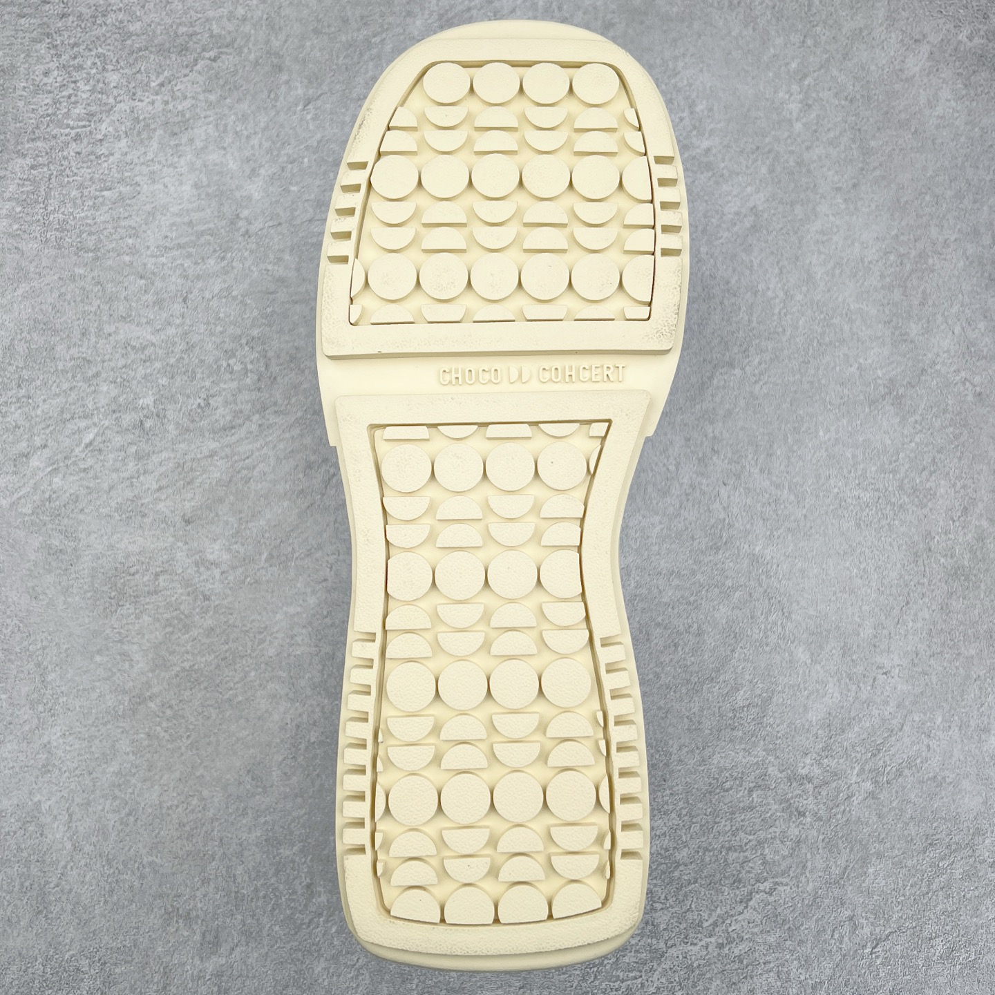 图片[9]-CHOCO CONCERT 牛皮圆方不对称球鞋低帮 时尚板鞋 男女同款 品牌延续“对常识的再思考”概念，全新释出活力多彩“APAIR OFCOURT SERIES”圆方球鞋系列，解读东方文化中身体与服饰的微妙联系，以解构、重塑、置换等方式突破平庸日常桎梏，玩趣诠释左右脚不对称风格的新方式，强势加入经典“COURT”风格的多彩活力与运动基因，以此为创造力媒介，探索运动时装的多重呈现。CHOCO CONCERT是一个立足于当前文化的时尚鞋履品牌，一直致力为人们解决多种场景通搭与时尚兼具的生活需求，在风格上追求个性化实用主义。我们希望将品牌对过去、现在和未来的关于生活及美学的思考，融入进鞋履设计中，始终坚持选用高品质材料和制作工艺，为人们提供卓越的穿着体验。尺码：35 36 37 38 39 40 41 42 43 44 45-选品中心