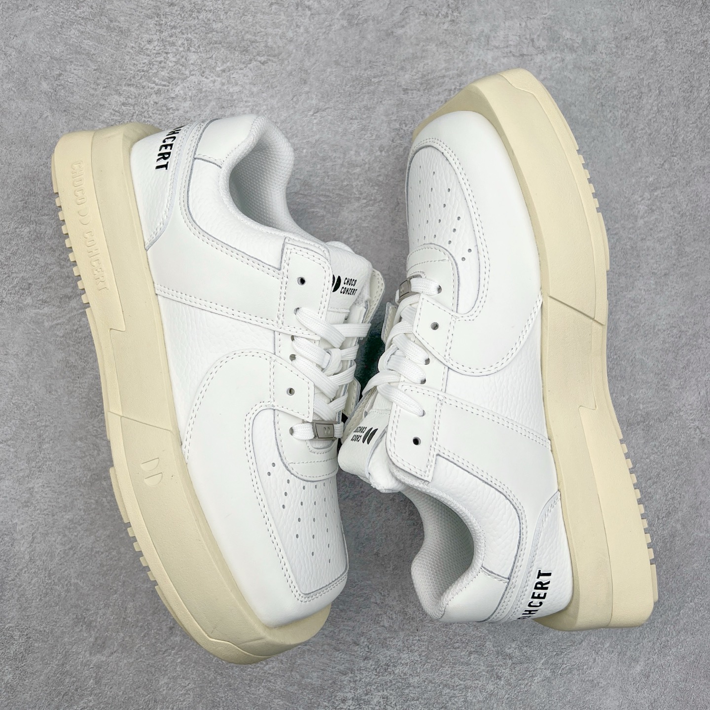 图片[3]-CHOCO CONCERT 牛皮圆方不对称球鞋低帮 时尚板鞋 男女同款 品牌延续“对常识的再思考”概念，全新释出活力多彩“APAIR OFCOURT SERIES”圆方球鞋系列，解读东方文化中身体与服饰的微妙联系，以解构、重塑、置换等方式突破平庸日常桎梏，玩趣诠释左右脚不对称风格的新方式，强势加入经典“COURT”风格的多彩活力与运动基因，以此为创造力媒介，探索运动时装的多重呈现。CHOCO CONCERT是一个立足于当前文化的时尚鞋履品牌，一直致力为人们解决多种场景通搭与时尚兼具的生活需求，在风格上追求个性化实用主义。我们希望将品牌对过去、现在和未来的关于生活及美学的思考，融入进鞋履设计中，始终坚持选用高品质材料和制作工艺，为人们提供卓越的穿着体验。尺码：35 36 37 38 39 40 41 42 43 44 45-选品中心