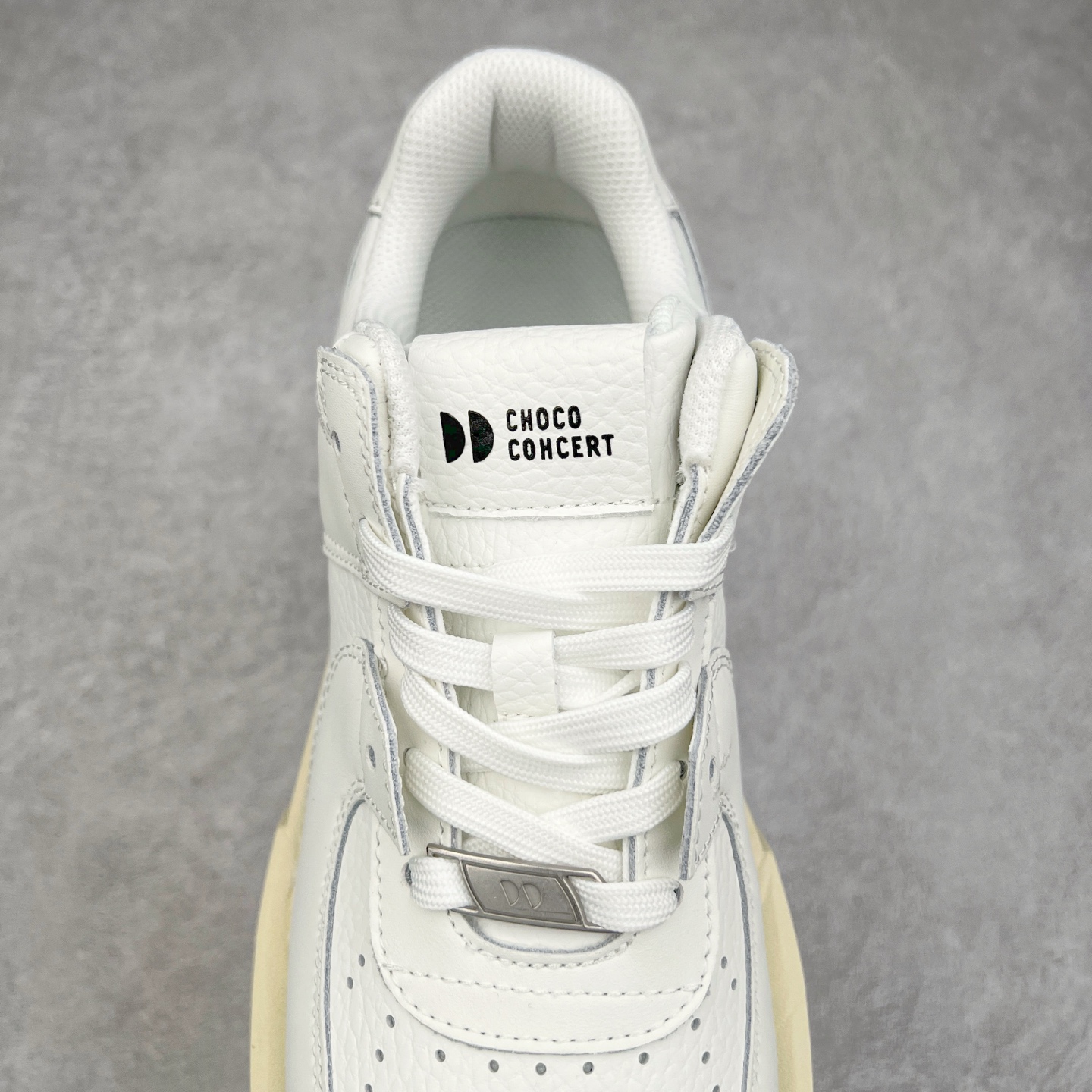 图片[5]-CHOCO CONCERT 牛皮圆方不对称球鞋低帮 时尚板鞋 男女同款 品牌延续“对常识的再思考”概念，全新释出活力多彩“APAIR OFCOURT SERIES”圆方球鞋系列，解读东方文化中身体与服饰的微妙联系，以解构、重塑、置换等方式突破平庸日常桎梏，玩趣诠释左右脚不对称风格的新方式，强势加入经典“COURT”风格的多彩活力与运动基因，以此为创造力媒介，探索运动时装的多重呈现。CHOCO CONCERT是一个立足于当前文化的时尚鞋履品牌，一直致力为人们解决多种场景通搭与时尚兼具的生活需求，在风格上追求个性化实用主义。我们希望将品牌对过去、现在和未来的关于生活及美学的思考，融入进鞋履设计中，始终坚持选用高品质材料和制作工艺，为人们提供卓越的穿着体验。尺码：35 36 37 38 39 40 41 42 43 44 45-选品中心