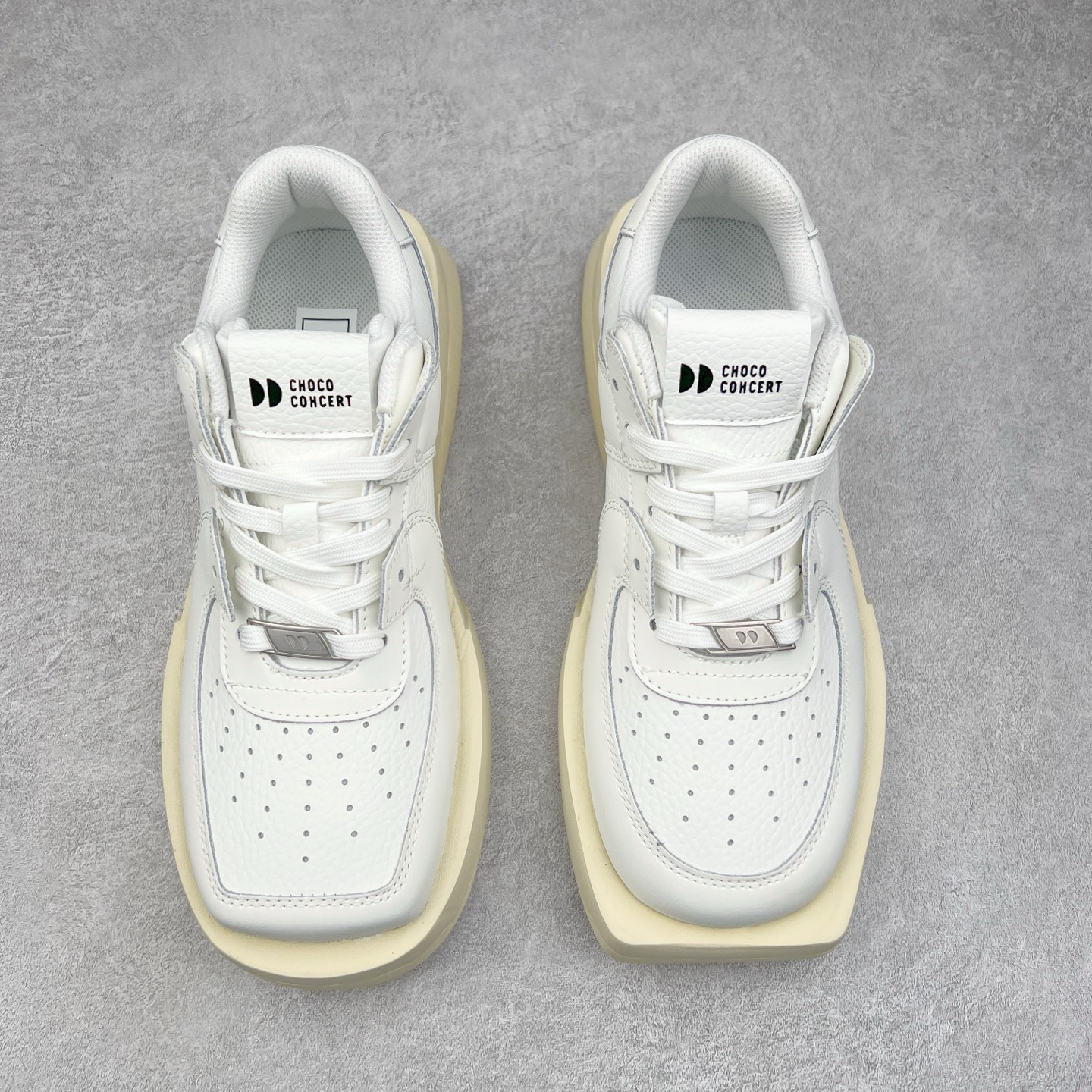 图片[2]-CHOCO CONCERT 牛皮圆方不对称球鞋低帮 时尚板鞋 男女同款 品牌延续“对常识的再思考”概念，全新释出活力多彩“APAIR OFCOURT SERIES”圆方球鞋系列，解读东方文化中身体与服饰的微妙联系，以解构、重塑、置换等方式突破平庸日常桎梏，玩趣诠释左右脚不对称风格的新方式，强势加入经典“COURT”风格的多彩活力与运动基因，以此为创造力媒介，探索运动时装的多重呈现。CHOCO CONCERT是一个立足于当前文化的时尚鞋履品牌，一直致力为人们解决多种场景通搭与时尚兼具的生活需求，在风格上追求个性化实用主义。我们希望将品牌对过去、现在和未来的关于生活及美学的思考，融入进鞋履设计中，始终坚持选用高品质材料和制作工艺，为人们提供卓越的穿着体验。尺码：35 36 37 38 39 40 41 42 43 44 45-选品中心