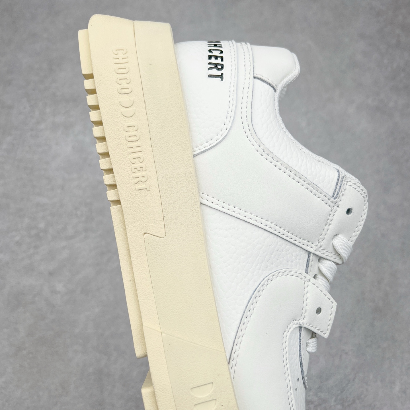 图片[6]-CHOCO CONCERT 牛皮圆方不对称球鞋低帮 时尚板鞋 男女同款 品牌延续“对常识的再思考”概念，全新释出活力多彩“APAIR OFCOURT SERIES”圆方球鞋系列，解读东方文化中身体与服饰的微妙联系，以解构、重塑、置换等方式突破平庸日常桎梏，玩趣诠释左右脚不对称风格的新方式，强势加入经典“COURT”风格的多彩活力与运动基因，以此为创造力媒介，探索运动时装的多重呈现。CHOCO CONCERT是一个立足于当前文化的时尚鞋履品牌，一直致力为人们解决多种场景通搭与时尚兼具的生活需求，在风格上追求个性化实用主义。我们希望将品牌对过去、现在和未来的关于生活及美学的思考，融入进鞋履设计中，始终坚持选用高品质材料和制作工艺，为人们提供卓越的穿着体验。尺码：35 36 37 38 39 40 41 42 43 44 45-选品中心