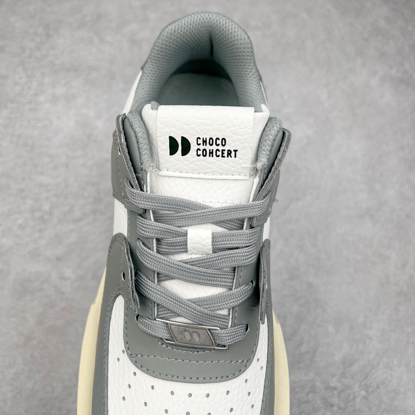 图片[5]-CHOCO CONCERT 牛皮圆方不对称球鞋低帮 时尚板鞋 男女同款 品牌延续“对常识的再思考”概念，全新释出活力多彩“APAIR OFCOURT SERIES”圆方球鞋系列，解读东方文化中身体与服饰的微妙联系，以解构、重塑、置换等方式突破平庸日常桎梏，玩趣诠释左右脚不对称风格的新方式，强势加入经典“COURT”风格的多彩活力与运动基因，以此为创造力媒介，探索运动时装的多重呈现。CHOCO CONCERT是一个立足于当前文化的时尚鞋履品牌，一直致力为人们解决多种场景通搭与时尚兼具的生活需求，在风格上追求个性化实用主义。我们希望将品牌对过去、现在和未来的关于生活及美学的思考，融入进鞋履设计中，始终坚持选用高品质材料和制作工艺，为人们提供卓越的穿着体验。尺码：35 36 37 38 39 40 41 42 43 44 45-选品中心