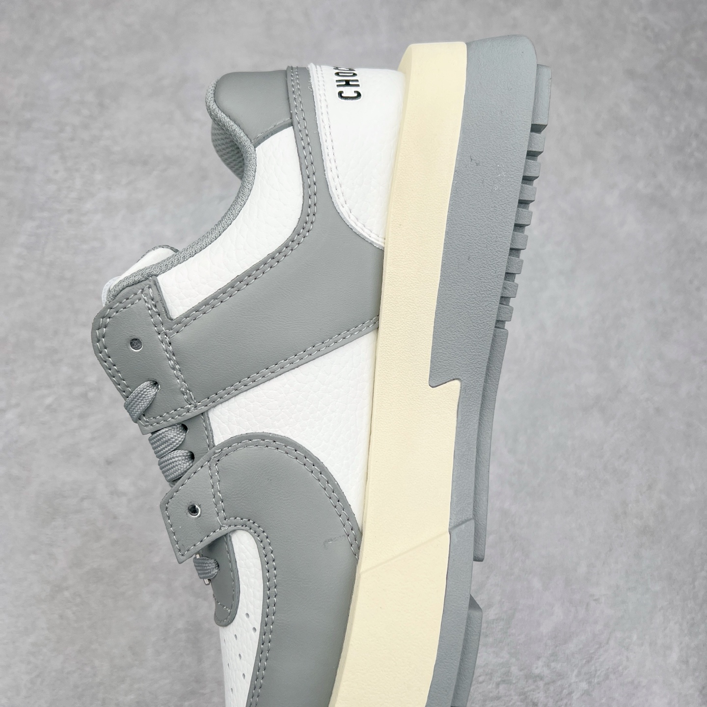 图片[7]-CHOCO CONCERT 牛皮圆方不对称球鞋低帮 时尚板鞋 男女同款 品牌延续“对常识的再思考”概念，全新释出活力多彩“APAIR OFCOURT SERIES”圆方球鞋系列，解读东方文化中身体与服饰的微妙联系，以解构、重塑、置换等方式突破平庸日常桎梏，玩趣诠释左右脚不对称风格的新方式，强势加入经典“COURT”风格的多彩活力与运动基因，以此为创造力媒介，探索运动时装的多重呈现。CHOCO CONCERT是一个立足于当前文化的时尚鞋履品牌，一直致力为人们解决多种场景通搭与时尚兼具的生活需求，在风格上追求个性化实用主义。我们希望将品牌对过去、现在和未来的关于生活及美学的思考，融入进鞋履设计中，始终坚持选用高品质材料和制作工艺，为人们提供卓越的穿着体验。尺码：35 36 37 38 39 40 41 42 43 44 45-选品中心