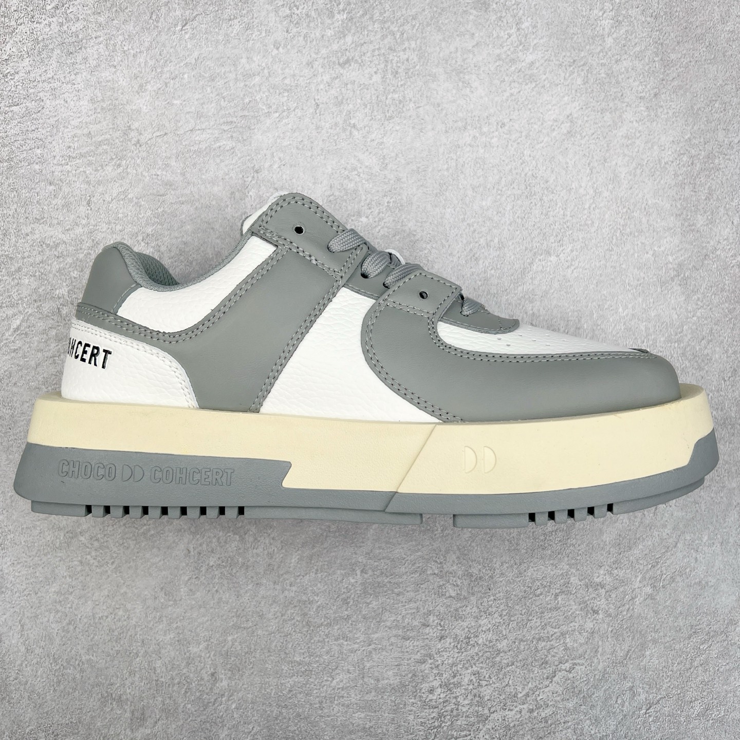 CHOCO CONCERT 牛皮圆方不对称球鞋低帮 时尚板鞋 男女同款 品牌延续“对常识的再思考”概念，全新释出活力多彩“APAIR OFCOURT SERIES”圆方球鞋系列，解读东方文化中身体与服饰的微妙联系，以解构、重塑、置换等方式突破平庸日常桎梏，玩趣诠释左右脚不对称风格的新方式，强势加入经典“COURT”风格的多彩活力与运动基因，以此为创造力媒介，探索运动时装的多重呈现。CHOCO CONCERT是一个立足于当前文化的时尚鞋履品牌，一直致力为人们解决多种场景通搭与时尚兼具的生活需求，在风格上追求个性化实用主义。我们希望将品牌对过去、现在和未来的关于生活及美学的思考，融入进鞋履设计中，始终坚持选用高品质材料和制作工艺，为人们提供卓越的穿着体验。尺码：35 36 37 38 39 40 41 42 43 44 45-选品中心