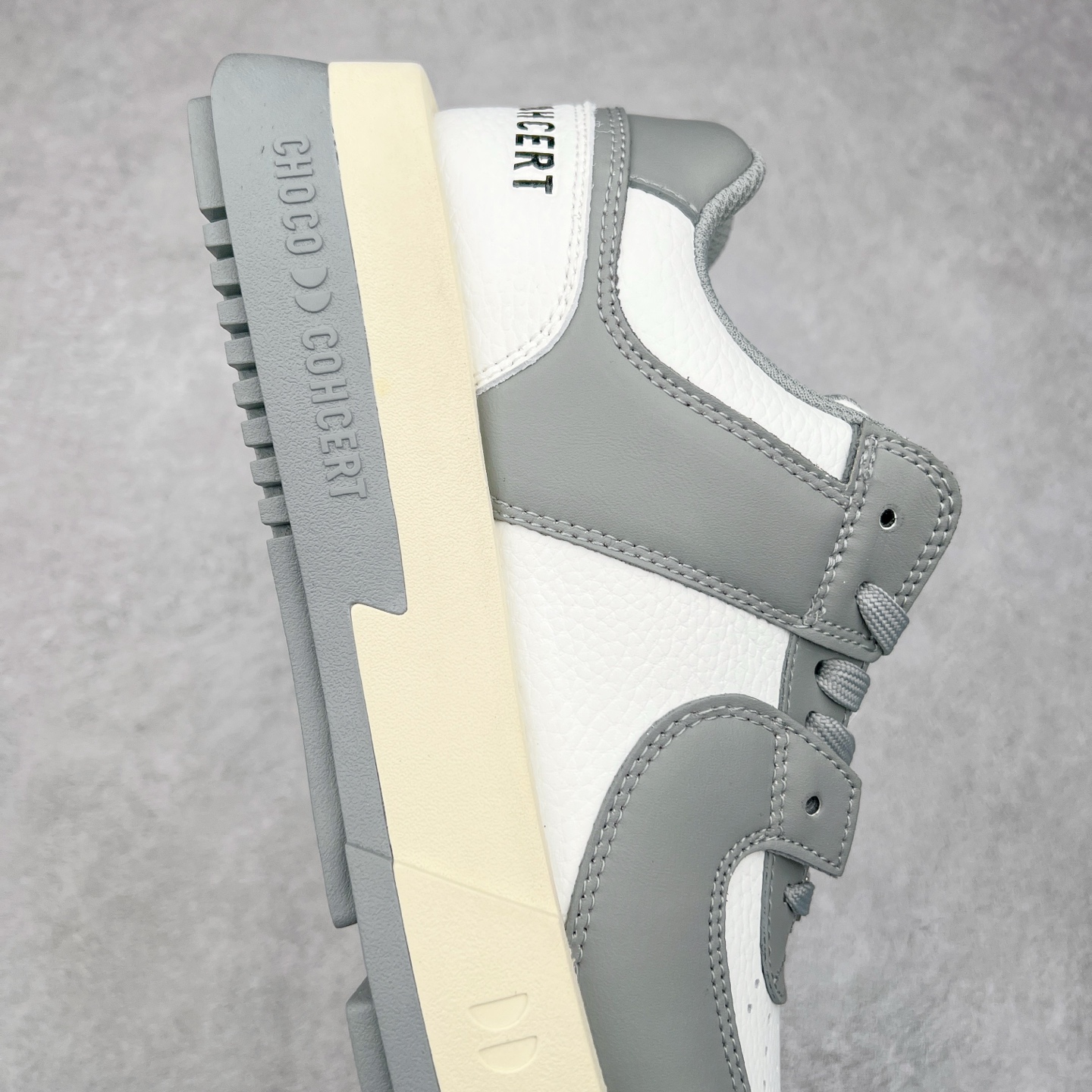 图片[6]-CHOCO CONCERT 牛皮圆方不对称球鞋低帮 时尚板鞋 男女同款 品牌延续“对常识的再思考”概念，全新释出活力多彩“APAIR OFCOURT SERIES”圆方球鞋系列，解读东方文化中身体与服饰的微妙联系，以解构、重塑、置换等方式突破平庸日常桎梏，玩趣诠释左右脚不对称风格的新方式，强势加入经典“COURT”风格的多彩活力与运动基因，以此为创造力媒介，探索运动时装的多重呈现。CHOCO CONCERT是一个立足于当前文化的时尚鞋履品牌，一直致力为人们解决多种场景通搭与时尚兼具的生活需求，在风格上追求个性化实用主义。我们希望将品牌对过去、现在和未来的关于生活及美学的思考，融入进鞋履设计中，始终坚持选用高品质材料和制作工艺，为人们提供卓越的穿着体验。尺码：35 36 37 38 39 40 41 42 43 44 45-选品中心