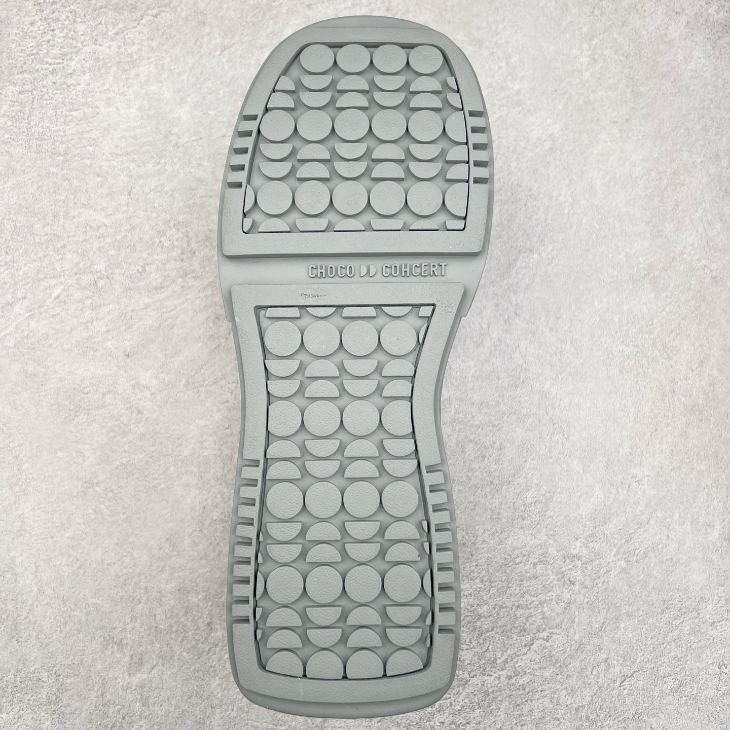 图片[9]-CHOCO CONCERT 牛皮圆方不对称球鞋低帮 时尚板鞋 男女同款 品牌延续“对常识的再思考”概念，全新释出活力多彩“APAIR OFCOURT SERIES”圆方球鞋系列，解读东方文化中身体与服饰的微妙联系，以解构、重塑、置换等方式突破平庸日常桎梏，玩趣诠释左右脚不对称风格的新方式，强势加入经典“COURT”风格的多彩活力与运动基因，以此为创造力媒介，探索运动时装的多重呈现。CHOCO CONCERT是一个立足于当前文化的时尚鞋履品牌，一直致力为人们解决多种场景通搭与时尚兼具的生活需求，在风格上追求个性化实用主义。我们希望将品牌对过去、现在和未来的关于生活及美学的思考，融入进鞋履设计中，始终坚持选用高品质材料和制作工艺，为人们提供卓越的穿着体验。尺码：35 36 37 38 39 40 41 42 43 44 45-选品中心