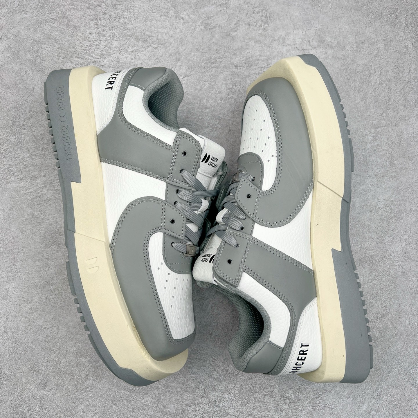 图片[3]-CHOCO CONCERT 牛皮圆方不对称球鞋低帮 时尚板鞋 男女同款 品牌延续“对常识的再思考”概念，全新释出活力多彩“APAIR OFCOURT SERIES”圆方球鞋系列，解读东方文化中身体与服饰的微妙联系，以解构、重塑、置换等方式突破平庸日常桎梏，玩趣诠释左右脚不对称风格的新方式，强势加入经典“COURT”风格的多彩活力与运动基因，以此为创造力媒介，探索运动时装的多重呈现。CHOCO CONCERT是一个立足于当前文化的时尚鞋履品牌，一直致力为人们解决多种场景通搭与时尚兼具的生活需求，在风格上追求个性化实用主义。我们希望将品牌对过去、现在和未来的关于生活及美学的思考，融入进鞋履设计中，始终坚持选用高品质材料和制作工艺，为人们提供卓越的穿着体验。尺码：35 36 37 38 39 40 41 42 43 44 45-选品中心