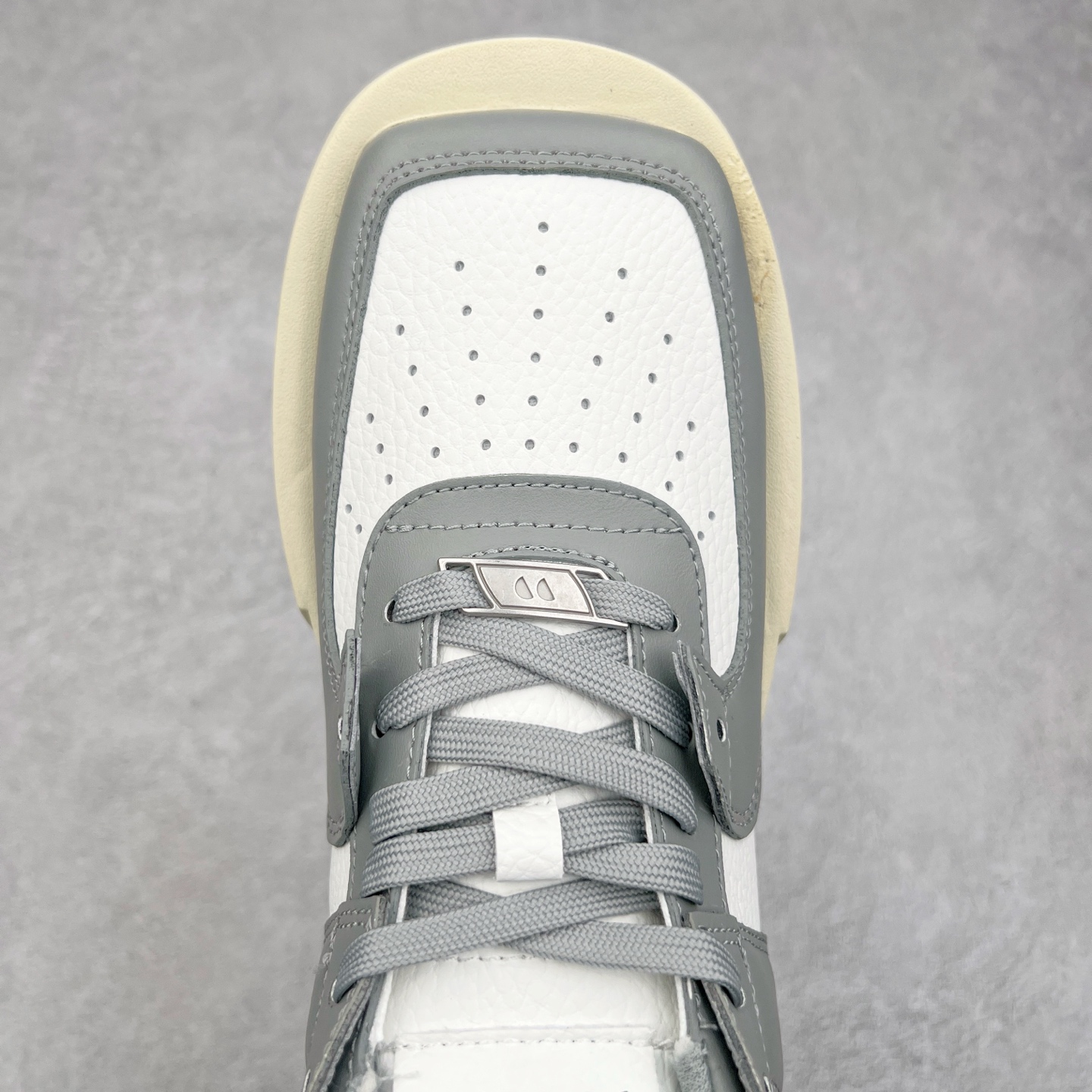 图片[4]-CHOCO CONCERT 牛皮圆方不对称球鞋低帮 时尚板鞋 男女同款 品牌延续“对常识的再思考”概念，全新释出活力多彩“APAIR OFCOURT SERIES”圆方球鞋系列，解读东方文化中身体与服饰的微妙联系，以解构、重塑、置换等方式突破平庸日常桎梏，玩趣诠释左右脚不对称风格的新方式，强势加入经典“COURT”风格的多彩活力与运动基因，以此为创造力媒介，探索运动时装的多重呈现。CHOCO CONCERT是一个立足于当前文化的时尚鞋履品牌，一直致力为人们解决多种场景通搭与时尚兼具的生活需求，在风格上追求个性化实用主义。我们希望将品牌对过去、现在和未来的关于生活及美学的思考，融入进鞋履设计中，始终坚持选用高品质材料和制作工艺，为人们提供卓越的穿着体验。尺码：35 36 37 38 39 40 41 42 43 44 45-选品中心