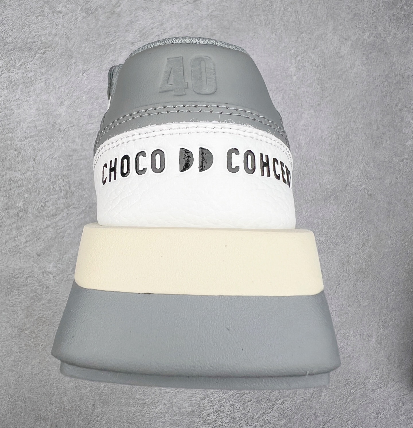 图片[8]-CHOCO CONCERT 牛皮圆方不对称球鞋低帮 时尚板鞋 男女同款 品牌延续“对常识的再思考”概念，全新释出活力多彩“APAIR OFCOURT SERIES”圆方球鞋系列，解读东方文化中身体与服饰的微妙联系，以解构、重塑、置换等方式突破平庸日常桎梏，玩趣诠释左右脚不对称风格的新方式，强势加入经典“COURT”风格的多彩活力与运动基因，以此为创造力媒介，探索运动时装的多重呈现。CHOCO CONCERT是一个立足于当前文化的时尚鞋履品牌，一直致力为人们解决多种场景通搭与时尚兼具的生活需求，在风格上追求个性化实用主义。我们希望将品牌对过去、现在和未来的关于生活及美学的思考，融入进鞋履设计中，始终坚持选用高品质材料和制作工艺，为人们提供卓越的穿着体验。尺码：35 36 37 38 39 40 41 42 43 44 45-选品中心