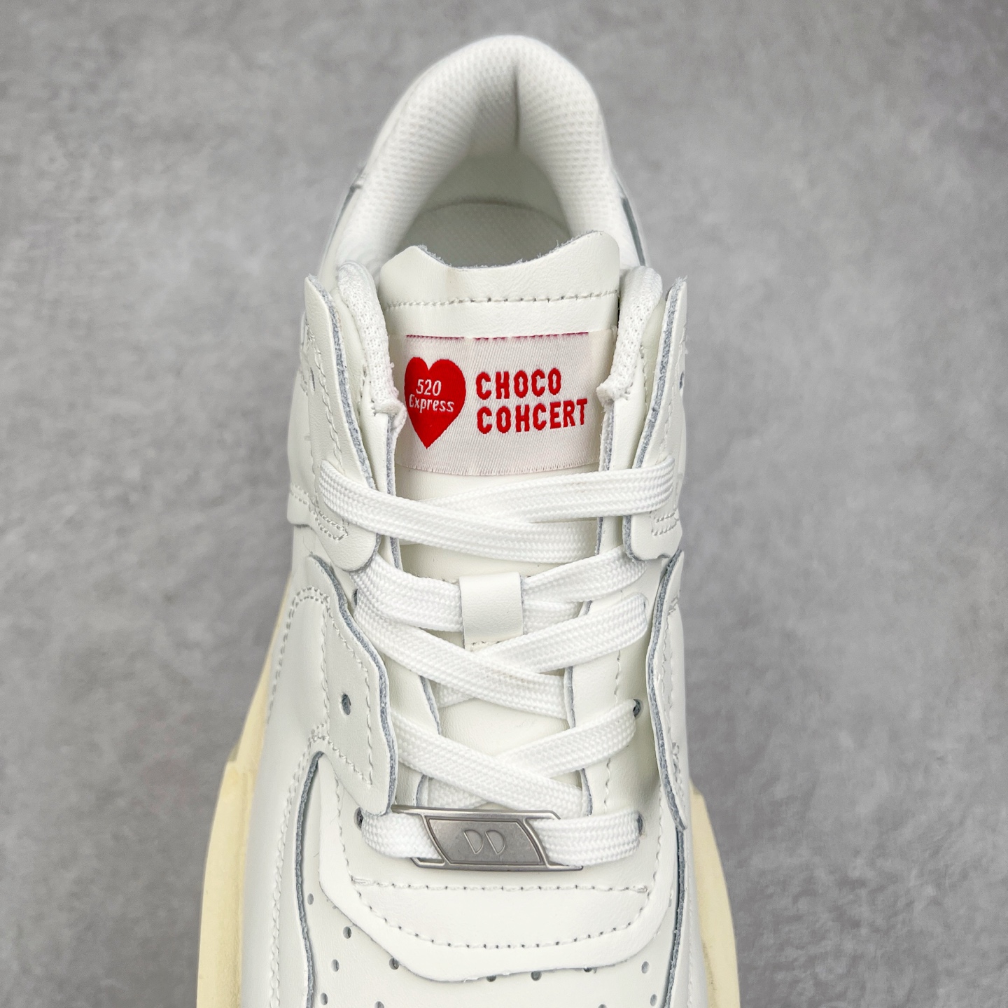 图片[5]-CHOCO CONCERT 牛皮圆方不对称球鞋低帮 时尚板鞋 男女同款 品牌延续“对常识的再思考”概念，全新释出活力多彩“APAIR OFCOURT SERIES”圆方球鞋系列，解读东方文化中身体与服饰的微妙联系，以解构、重塑、置换等方式突破平庸日常桎梏，玩趣诠释左右脚不对称风格的新方式，强势加入经典“COURT”风格的多彩活力与运动基因，以此为创造力媒介，探索运动时装的多重呈现。CHOCO CONCERT是一个立足于当前文化的时尚鞋履品牌，一直致力为人们解决多种场景通搭与时尚兼具的生活需求，在风格上追求个性化实用主义。我们希望将品牌对过去、现在和未来的关于生活及美学的思考，融入进鞋履设计中，始终坚持选用高品质材料和制作工艺，为人们提供卓越的穿着体验。尺码：35 36 37 38 39 40 41 42 43 44 45-选品中心