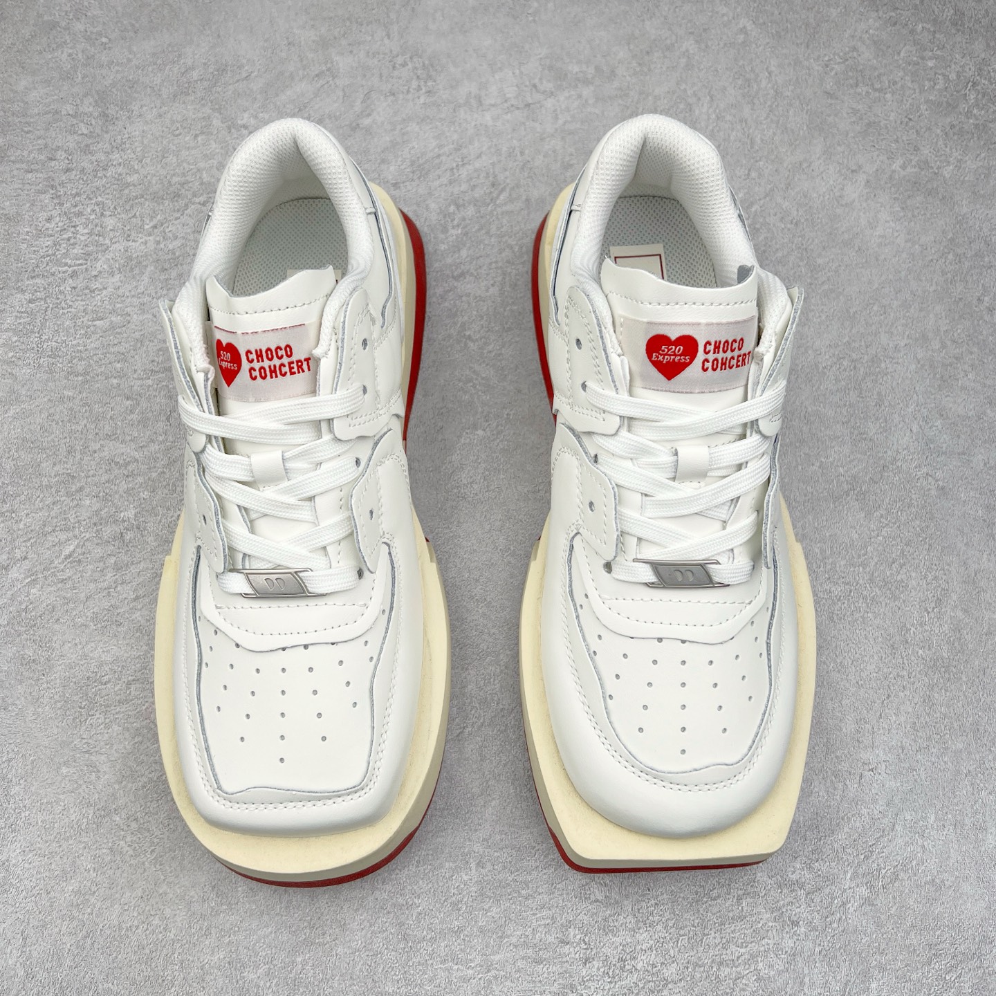 图片[2]-CHOCO CONCERT 牛皮圆方不对称球鞋低帮 时尚板鞋 男女同款 品牌延续“对常识的再思考”概念，全新释出活力多彩“APAIR OFCOURT SERIES”圆方球鞋系列，解读东方文化中身体与服饰的微妙联系，以解构、重塑、置换等方式突破平庸日常桎梏，玩趣诠释左右脚不对称风格的新方式，强势加入经典“COURT”风格的多彩活力与运动基因，以此为创造力媒介，探索运动时装的多重呈现。CHOCO CONCERT是一个立足于当前文化的时尚鞋履品牌，一直致力为人们解决多种场景通搭与时尚兼具的生活需求，在风格上追求个性化实用主义。我们希望将品牌对过去、现在和未来的关于生活及美学的思考，融入进鞋履设计中，始终坚持选用高品质材料和制作工艺，为人们提供卓越的穿着体验。尺码：35 36 37 38 39 40 41 42 43 44 45-选品中心