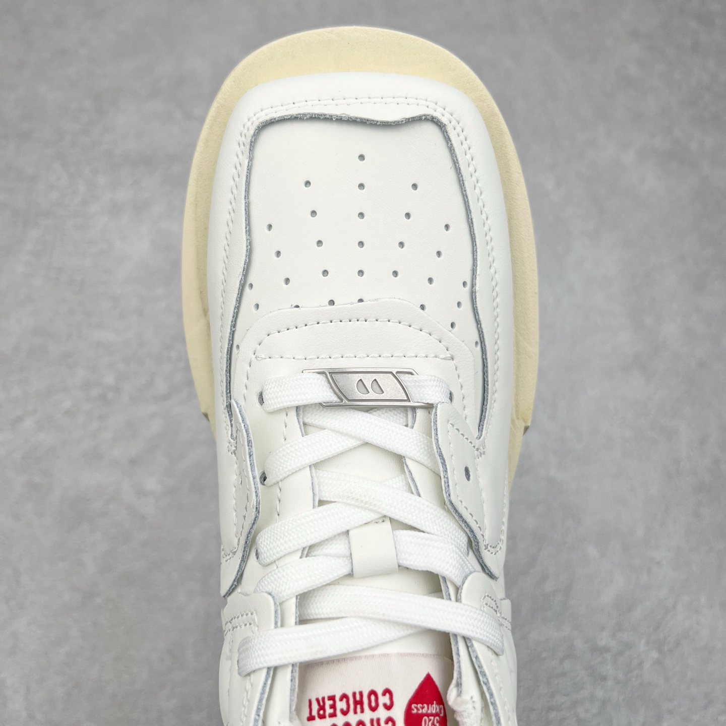 图片[4]-CHOCO CONCERT 牛皮圆方不对称球鞋低帮 时尚板鞋 男女同款 品牌延续“对常识的再思考”概念，全新释出活力多彩“APAIR OFCOURT SERIES”圆方球鞋系列，解读东方文化中身体与服饰的微妙联系，以解构、重塑、置换等方式突破平庸日常桎梏，玩趣诠释左右脚不对称风格的新方式，强势加入经典“COURT”风格的多彩活力与运动基因，以此为创造力媒介，探索运动时装的多重呈现。CHOCO CONCERT是一个立足于当前文化的时尚鞋履品牌，一直致力为人们解决多种场景通搭与时尚兼具的生活需求，在风格上追求个性化实用主义。我们希望将品牌对过去、现在和未来的关于生活及美学的思考，融入进鞋履设计中，始终坚持选用高品质材料和制作工艺，为人们提供卓越的穿着体验。尺码：35 36 37 38 39 40 41 42 43 44 45-选品中心