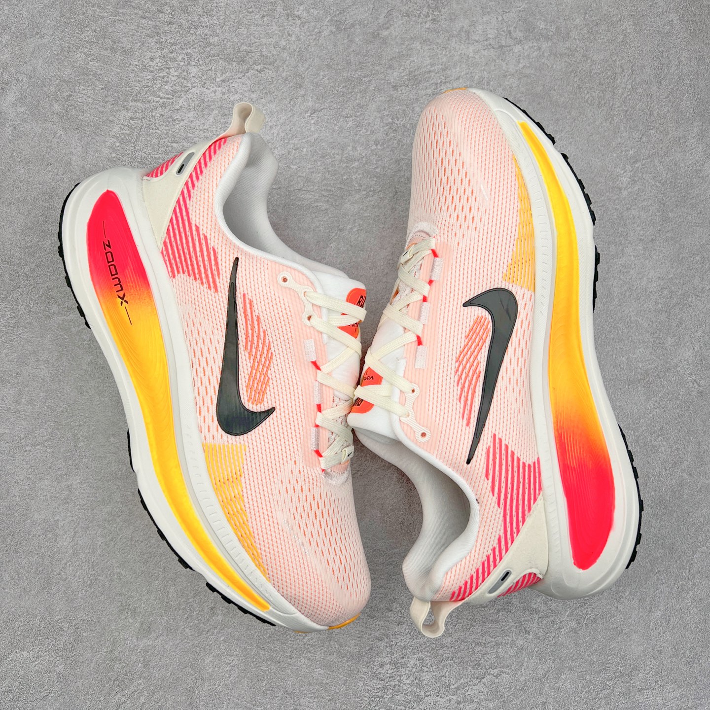 图片[3]-NK Air Zoom Vomero 18 轻便舒适公路跑步鞋 HM6804-100 质感柔软 弹力充沛 助力一路畅跑 乐享不停 厚实泡绵缔造舒适的回弹效果 铸就出色跑步表现 该鞋款轻盈透气 带你步入舒适新境界 疾速刺激感和非凡舒适脚感交织 定能让跑者在迈步间找到渴望已久的跑步乐趣 自如掌控跑步节奏、配速和里程 足底缓震配置赋予双足柔软舒适感受 助你一路畅跑 缓震设计 在双足触地时有助提供舒适脚感 搭载性能出众的 ZoomX 和 Cushlon 泡绵 营造柔软舒适脚感 助你稳稳迈步 基于跑者反馈 简化中底设计 带来出色舒适感 尺码：36 36.5 37.5 38 38.5 39 40 40.5 41 42 42.5 43 44 44.5 45 46-选品中心