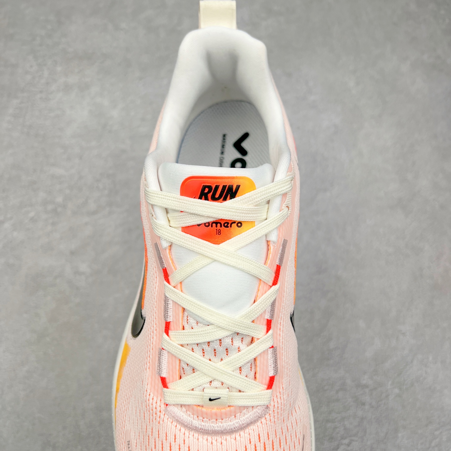 图片[5]-NK Air Zoom Vomero 18 轻便舒适公路跑步鞋 HM6804-100 质感柔软 弹力充沛 助力一路畅跑 乐享不停 厚实泡绵缔造舒适的回弹效果 铸就出色跑步表现 该鞋款轻盈透气 带你步入舒适新境界 疾速刺激感和非凡舒适脚感交织 定能让跑者在迈步间找到渴望已久的跑步乐趣 自如掌控跑步节奏、配速和里程 足底缓震配置赋予双足柔软舒适感受 助你一路畅跑 缓震设计 在双足触地时有助提供舒适脚感 搭载性能出众的 ZoomX 和 Cushlon 泡绵 营造柔软舒适脚感 助你稳稳迈步 基于跑者反馈 简化中底设计 带来出色舒适感 尺码：36 36.5 37.5 38 38.5 39 40 40.5 41 42 42.5 43 44 44.5 45 46-选品中心