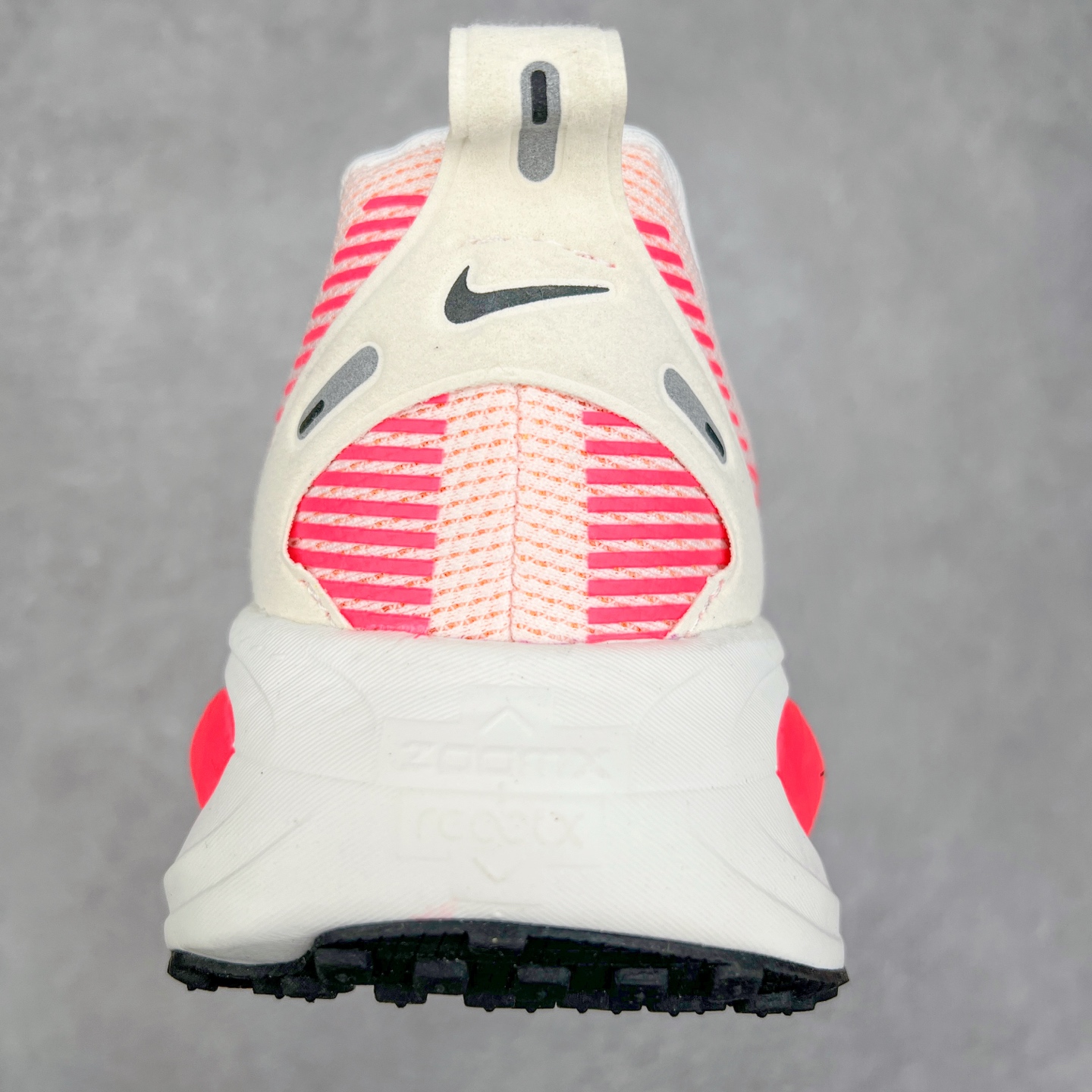 图片[8]-NK Air Zoom Vomero 18 轻便舒适公路跑步鞋 HM6804-100 质感柔软 弹力充沛 助力一路畅跑 乐享不停 厚实泡绵缔造舒适的回弹效果 铸就出色跑步表现 该鞋款轻盈透气 带你步入舒适新境界 疾速刺激感和非凡舒适脚感交织 定能让跑者在迈步间找到渴望已久的跑步乐趣 自如掌控跑步节奏、配速和里程 足底缓震配置赋予双足柔软舒适感受 助你一路畅跑 缓震设计 在双足触地时有助提供舒适脚感 搭载性能出众的 ZoomX 和 Cushlon 泡绵 营造柔软舒适脚感 助你稳稳迈步 基于跑者反馈 简化中底设计 带来出色舒适感 尺码：36 36.5 37.5 38 38.5 39 40 40.5 41 42 42.5 43 44 44.5 45 46-选品中心