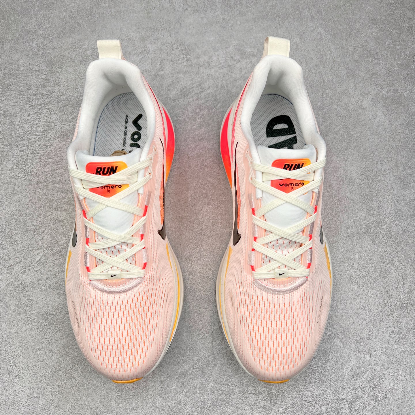 图片[2]-NK Air Zoom Vomero 18 轻便舒适公路跑步鞋 HM6804-100 质感柔软 弹力充沛 助力一路畅跑 乐享不停 厚实泡绵缔造舒适的回弹效果 铸就出色跑步表现 该鞋款轻盈透气 带你步入舒适新境界 疾速刺激感和非凡舒适脚感交织 定能让跑者在迈步间找到渴望已久的跑步乐趣 自如掌控跑步节奏、配速和里程 足底缓震配置赋予双足柔软舒适感受 助你一路畅跑 缓震设计 在双足触地时有助提供舒适脚感 搭载性能出众的 ZoomX 和 Cushlon 泡绵 营造柔软舒适脚感 助你稳稳迈步 基于跑者反馈 简化中底设计 带来出色舒适感 尺码：36 36.5 37.5 38 38.5 39 40 40.5 41 42 42.5 43 44 44.5 45 46-选品中心