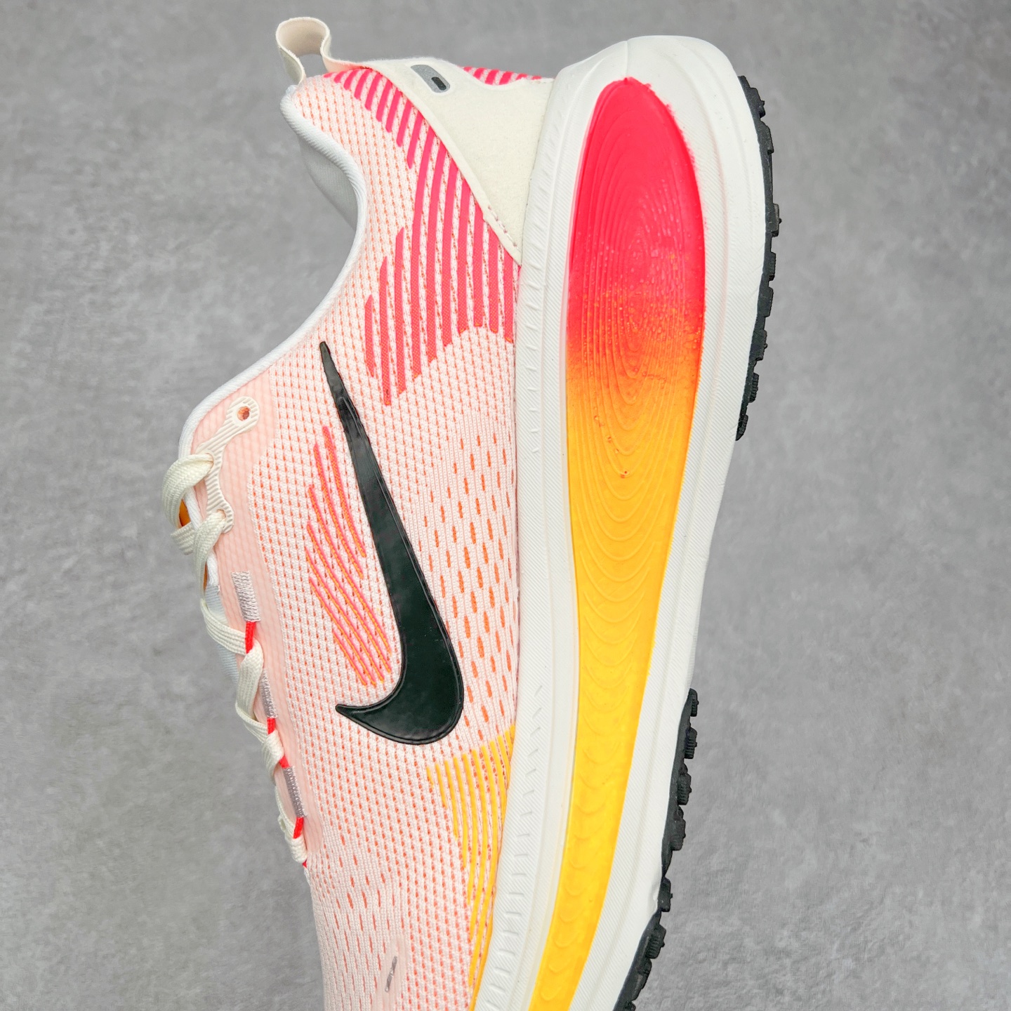 图片[7]-NK Air Zoom Vomero 18 轻便舒适公路跑步鞋 HM6804-100 质感柔软 弹力充沛 助力一路畅跑 乐享不停 厚实泡绵缔造舒适的回弹效果 铸就出色跑步表现 该鞋款轻盈透气 带你步入舒适新境界 疾速刺激感和非凡舒适脚感交织 定能让跑者在迈步间找到渴望已久的跑步乐趣 自如掌控跑步节奏、配速和里程 足底缓震配置赋予双足柔软舒适感受 助你一路畅跑 缓震设计 在双足触地时有助提供舒适脚感 搭载性能出众的 ZoomX 和 Cushlon 泡绵 营造柔软舒适脚感 助你稳稳迈步 基于跑者反馈 简化中底设计 带来出色舒适感 尺码：36 36.5 37.5 38 38.5 39 40 40.5 41 42 42.5 43 44 44.5 45 46-选品中心